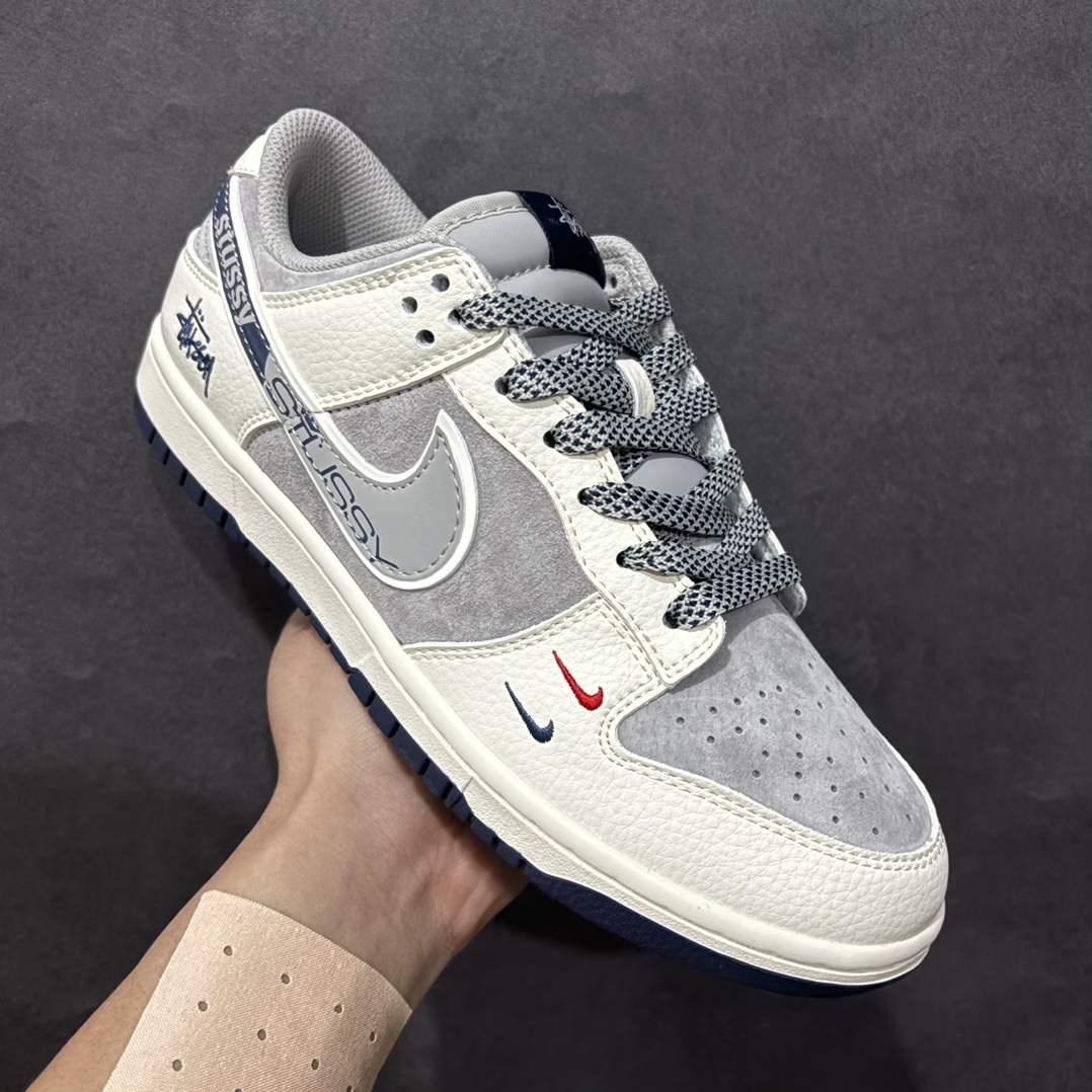 图片[3]-【定制版】Nike SB Dunk Low x Stussy 米灰双钩满天星n纯原大厂出品 极力推荐n原装头层材料 独家版型蒸餾加工n帶來的是更好的视觉和脚感体验n大厂纯原品质出货 清洁度 电绣工艺皮料切割干净无任何毛边 细节完美 官方货号：DM6868 009 尺码：36 36.5 37.5 38 38.5 39 40 40.5 41 42 42.5 43 44 44.5 45  编码：HXS320340-莆田鞋批发中心