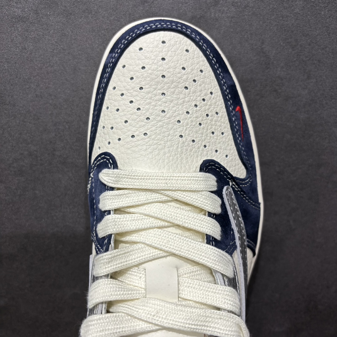 图片[8]-【定制版】Fragment x Travis Scott x 斯图西nAir Jordan 1 Low 三方联名倒钩性价比原盒出货 全新的三方联名低帮倒钩鞋面延续了黑脚趾设计，整双鞋以全荔枝皮打造，腰身搭配白色「倒勾」，再点缀上Travis Scott 标志性的Logo，后跟处以藤原浩最拿手的蓝色为主色调，完善极具Fragment Design的白蓝黑设计风格，左右脚分别以Travis Scott鬼脸和乔丹飞翼加以修饰，彰显出三方联名的奢华格调。 官方货号：DM9288 008 Size：36 36.5 37.5 38 38.5 39 40 40.5 41 42 42.5 43 44 44.5 45   编码：HXS340360-莆田鞋批发中心