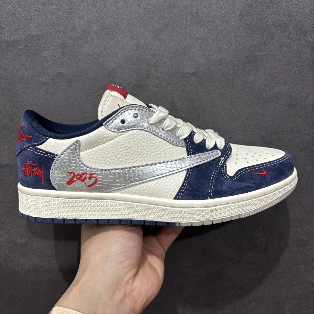 【定制版】Fragment x Travis Scott x 斯图西nAir Jordan 1 Low 三方联名倒钩性价比原盒出货 全新的三方联名低帮倒钩鞋面延续了黑脚趾设计，整双鞋以全荔枝皮打造，腰身搭配白色「倒勾」，再点缀上Travis Scott 标志性的Logo，后跟处以藤原浩最拿手的蓝色为主色调，完善极具Fragment Design的白蓝黑设计风格，左右脚分别以Travis Scott鬼脸和乔丹飞翼加以修饰，彰显出三方联名的奢华格调。 官方货号：DM9288 008 Size：36 36.5 37.5 38 38.5 39 40 40.5 41 42 42.5 43 44 44.5 45   编码：HXS340360-莆田鞋批发中心