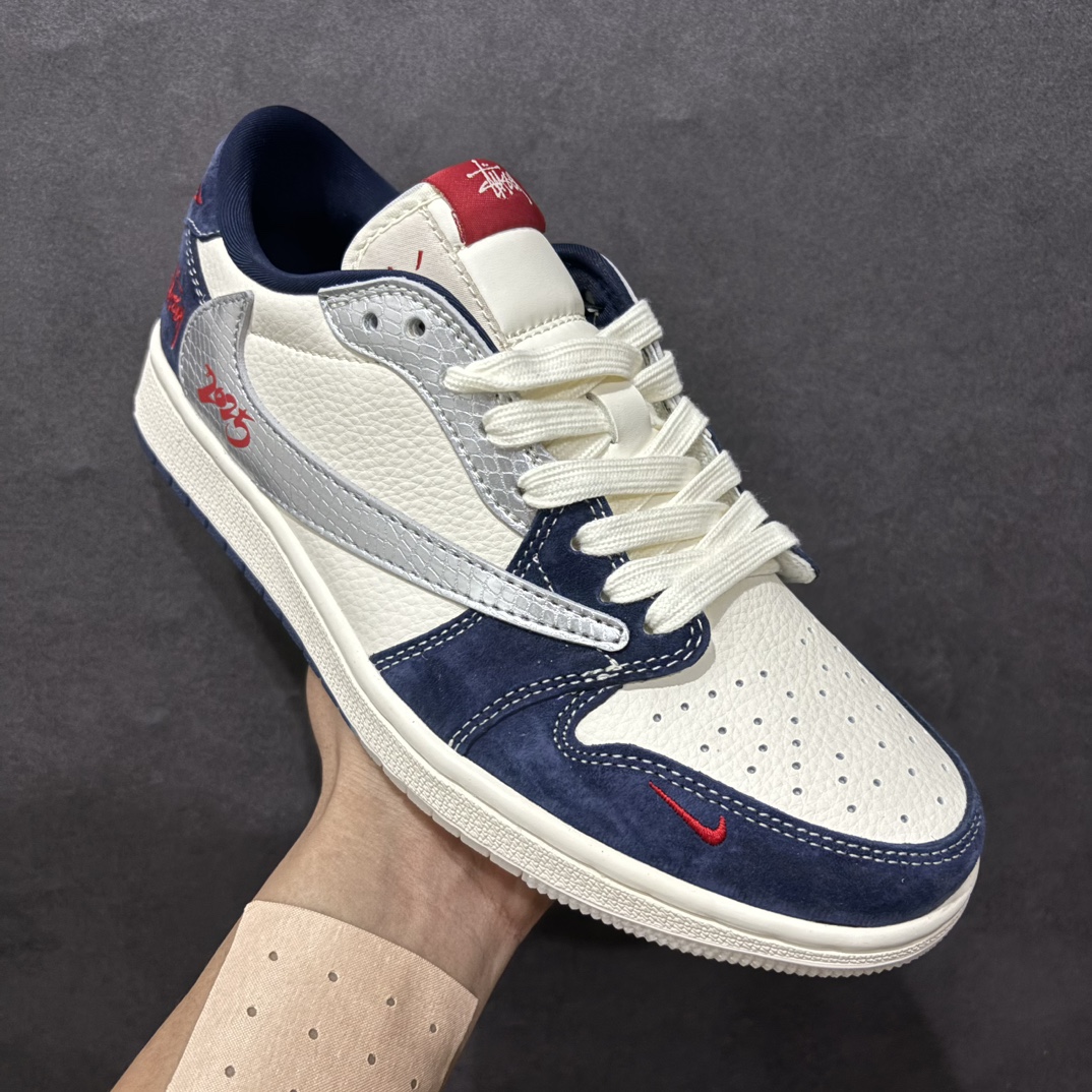 图片[3]-【定制版】Fragment x Travis Scott x 斯图西nAir Jordan 1 Low 三方联名倒钩性价比原盒出货 全新的三方联名低帮倒钩鞋面延续了黑脚趾设计，整双鞋以全荔枝皮打造，腰身搭配白色「倒勾」，再点缀上Travis Scott 标志性的Logo，后跟处以藤原浩最拿手的蓝色为主色调，完善极具Fragment Design的白蓝黑设计风格，左右脚分别以Travis Scott鬼脸和乔丹飞翼加以修饰，彰显出三方联名的奢华格调。 官方货号：DM9288 008 Size：36 36.5 37.5 38 38.5 39 40 40.5 41 42 42.5 43 44 44.5 45   编码：HXS340360-莆田鞋批发中心