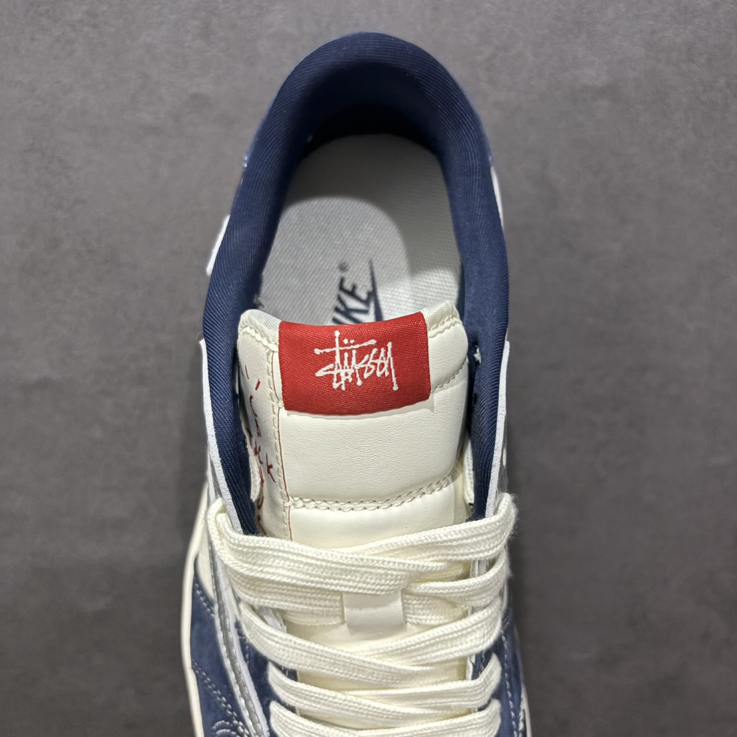 图片[7]-【定制版】Fragment x Travis Scott x 斯图西nAir Jordan 1 Low 三方联名倒钩性价比原盒出货 全新的三方联名低帮倒钩鞋面延续了黑脚趾设计，整双鞋以全荔枝皮打造，腰身搭配白色「倒勾」，再点缀上Travis Scott 标志性的Logo，后跟处以藤原浩最拿手的蓝色为主色调，完善极具Fragment Design的白蓝黑设计风格，左右脚分别以Travis Scott鬼脸和乔丹飞翼加以修饰，彰显出三方联名的奢华格调。 官方货号：DM9288 008 Size：36 36.5 37.5 38 38.5 39 40 40.5 41 42 42.5 43 44 44.5 45   编码：HXS340360-莆田鞋批发中心