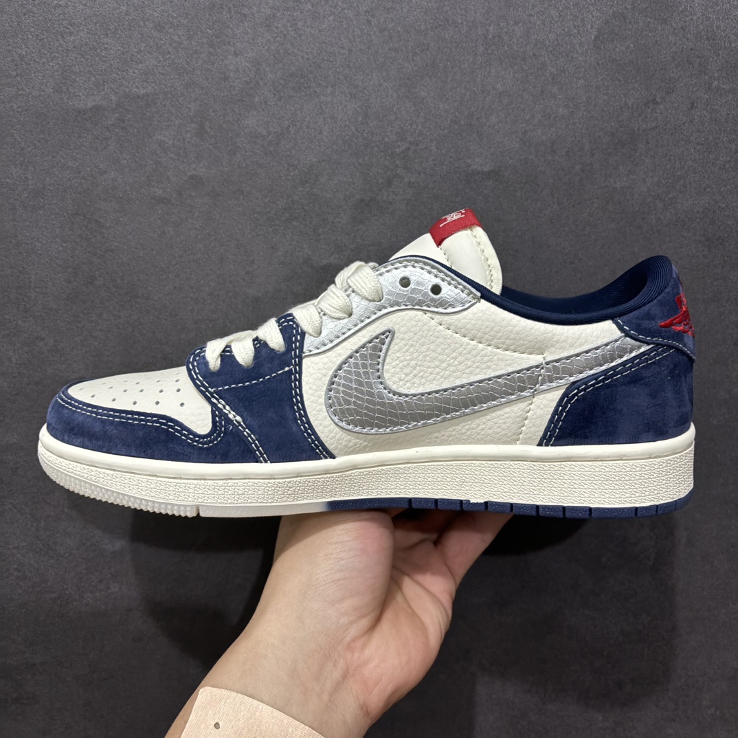 图片[2]-【定制版】Fragment x Travis Scott x 斯图西nAir Jordan 1 Low 三方联名倒钩性价比原盒出货 全新的三方联名低帮倒钩鞋面延续了黑脚趾设计，整双鞋以全荔枝皮打造，腰身搭配白色「倒勾」，再点缀上Travis Scott 标志性的Logo，后跟处以藤原浩最拿手的蓝色为主色调，完善极具Fragment Design的白蓝黑设计风格，左右脚分别以Travis Scott鬼脸和乔丹飞翼加以修饰，彰显出三方联名的奢华格调。 官方货号：DM9288 008 Size：36 36.5 37.5 38 38.5 39 40 40.5 41 42 42.5 43 44 44.5 45   编码：HXS340360-莆田鞋批发中心