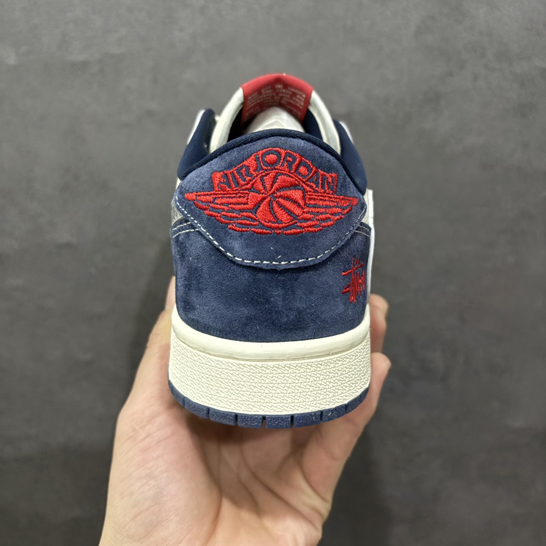 图片[4]-【定制版】Fragment x Travis Scott x 斯图西nAir Jordan 1 Low 三方联名倒钩性价比原盒出货 全新的三方联名低帮倒钩鞋面延续了黑脚趾设计，整双鞋以全荔枝皮打造，腰身搭配白色「倒勾」，再点缀上Travis Scott 标志性的Logo，后跟处以藤原浩最拿手的蓝色为主色调，完善极具Fragment Design的白蓝黑设计风格，左右脚分别以Travis Scott鬼脸和乔丹飞翼加以修饰，彰显出三方联名的奢华格调。 官方货号：DM9288 008 Size：36 36.5 37.5 38 38.5 39 40 40.5 41 42 42.5 43 44 44.5 45   编码：HXS340360-莆田鞋批发中心