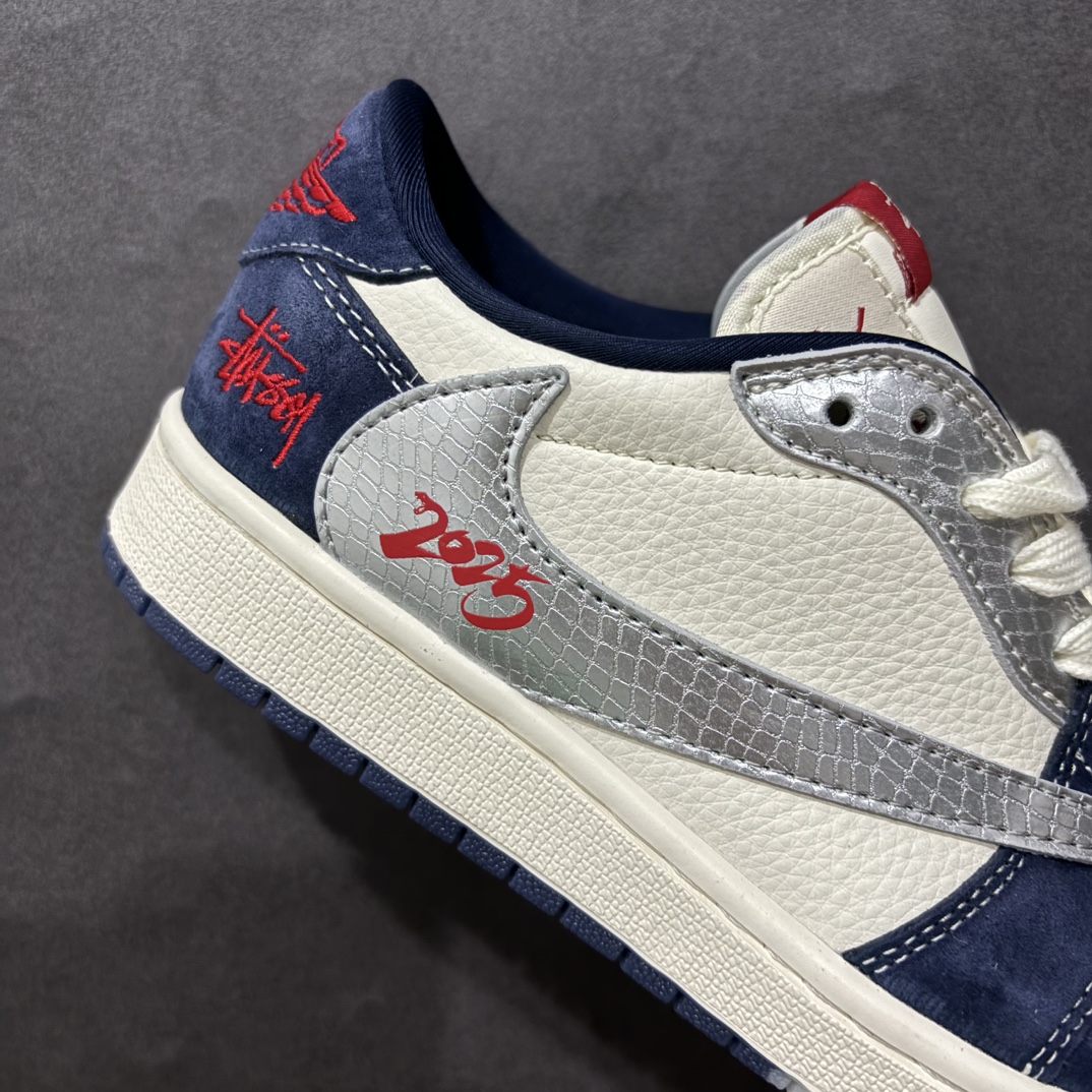 图片[6]-【定制版】Fragment x Travis Scott x 斯图西nAir Jordan 1 Low 三方联名倒钩性价比原盒出货 全新的三方联名低帮倒钩鞋面延续了黑脚趾设计，整双鞋以全荔枝皮打造，腰身搭配白色「倒勾」，再点缀上Travis Scott 标志性的Logo，后跟处以藤原浩最拿手的蓝色为主色调，完善极具Fragment Design的白蓝黑设计风格，左右脚分别以Travis Scott鬼脸和乔丹飞翼加以修饰，彰显出三方联名的奢华格调。 官方货号：DM9288 008 Size：36 36.5 37.5 38 38.5 39 40 40.5 41 42 42.5 43 44 44.5 45   编码：HXS340360-莆田鞋批发中心