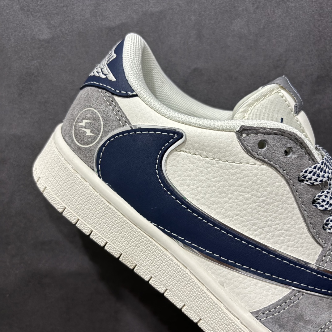 图片[6]-【定制版】Fragment x Travis Scott x 藤原浩nAir Jordan 1 Low 三方联名倒钩性价比原盒出货 全新的三方联名低帮倒钩鞋面延续了黑脚趾设计，整双鞋以全荔枝皮打造，腰身搭配白色「倒勾」，再点缀上Travis Scott 标志性的Logo，后跟处以藤原浩最拿手的蓝色为主色调，完善极具Fragment Design的白蓝黑设计风格，左右脚分别以Travis Scott鬼脸和乔丹飞翼加以修饰，彰显出三方联名的奢华格调。 官方货号：CF3688 066 Size：36 36.5 37.5 38 38.5 39 40 40.5 41 42 42.5 43 44 44.5 45   编码：HXS320340-莆田鞋批发中心