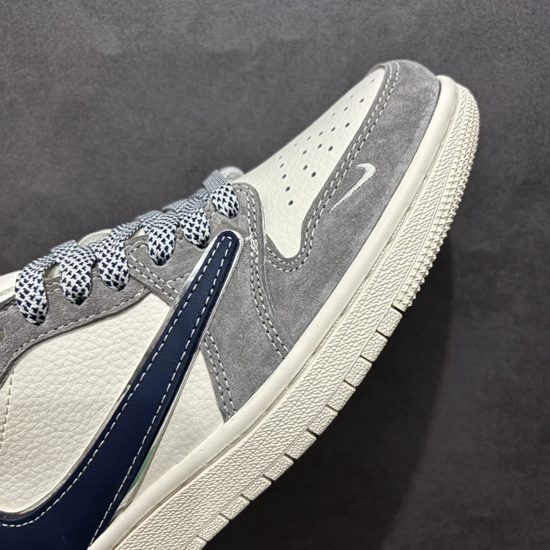 图片[5]-【定制版】Fragment x Travis Scott x 藤原浩nAir Jordan 1 Low 三方联名倒钩性价比原盒出货 全新的三方联名低帮倒钩鞋面延续了黑脚趾设计，整双鞋以全荔枝皮打造，腰身搭配白色「倒勾」，再点缀上Travis Scott 标志性的Logo，后跟处以藤原浩最拿手的蓝色为主色调，完善极具Fragment Design的白蓝黑设计风格，左右脚分别以Travis Scott鬼脸和乔丹飞翼加以修饰，彰显出三方联名的奢华格调。 官方货号：CF3688 066 Size：36 36.5 37.5 38 38.5 39 40 40.5 41 42 42.5 43 44 44.5 45   编码：HXS320340-莆田鞋批发中心