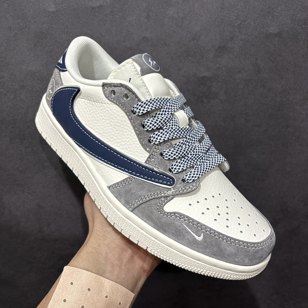 图片[3]-【定制版】Fragment x Travis Scott x 藤原浩nAir Jordan 1 Low 三方联名倒钩性价比原盒出货 全新的三方联名低帮倒钩鞋面延续了黑脚趾设计，整双鞋以全荔枝皮打造，腰身搭配白色「倒勾」，再点缀上Travis Scott 标志性的Logo，后跟处以藤原浩最拿手的蓝色为主色调，完善极具Fragment Design的白蓝黑设计风格，左右脚分别以Travis Scott鬼脸和乔丹飞翼加以修饰，彰显出三方联名的奢华格调。 官方货号：CF3688 066 Size：36 36.5 37.5 38 38.5 39 40 40.5 41 42 42.5 43 44 44.5 45   编码：HXS320340-莆田鞋批发中心