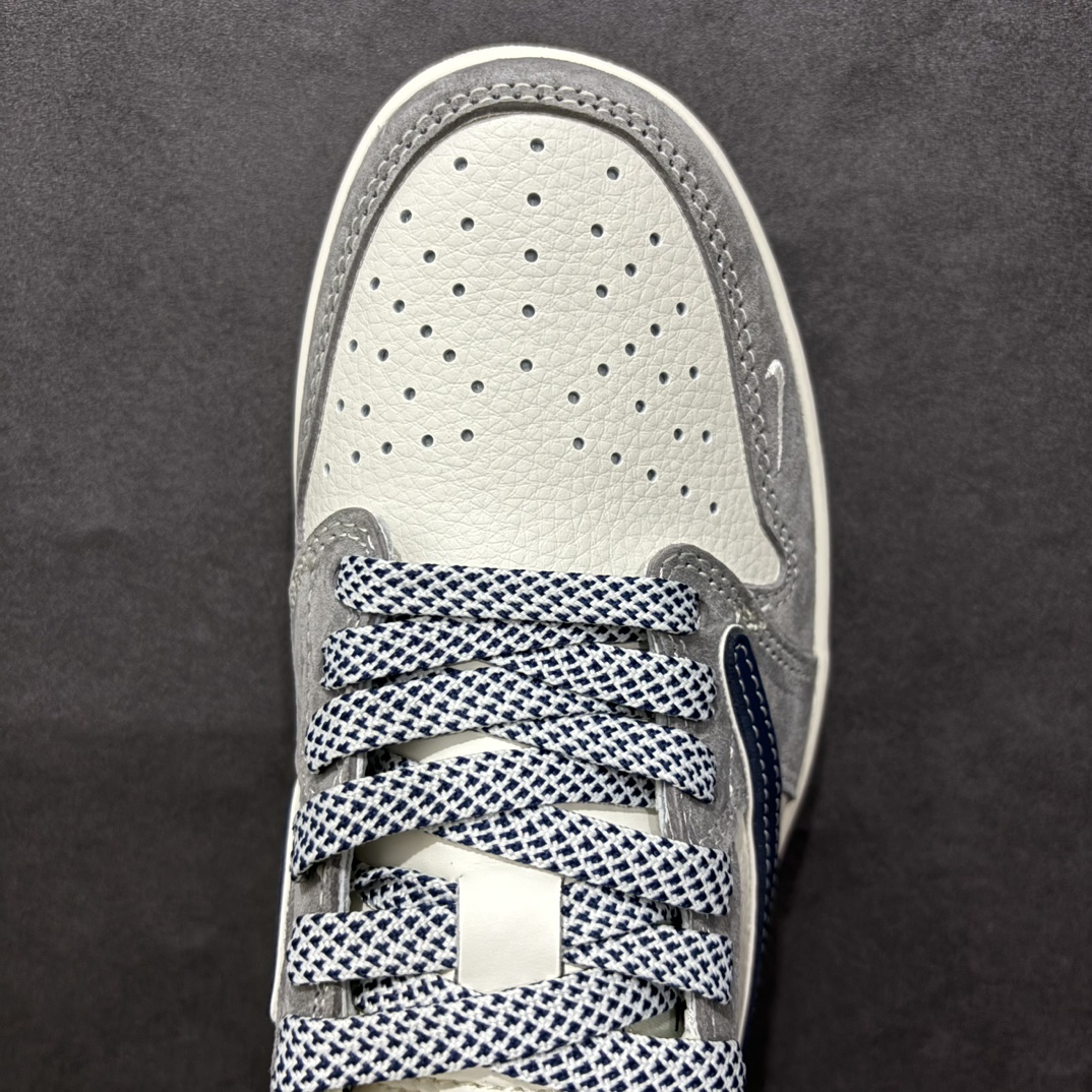 图片[8]-【定制版】Fragment x Travis Scott x 藤原浩nAir Jordan 1 Low 三方联名倒钩性价比原盒出货 全新的三方联名低帮倒钩鞋面延续了黑脚趾设计，整双鞋以全荔枝皮打造，腰身搭配白色「倒勾」，再点缀上Travis Scott 标志性的Logo，后跟处以藤原浩最拿手的蓝色为主色调，完善极具Fragment Design的白蓝黑设计风格，左右脚分别以Travis Scott鬼脸和乔丹飞翼加以修饰，彰显出三方联名的奢华格调。 官方货号：CF3688 066 Size：36 36.5 37.5 38 38.5 39 40 40.5 41 42 42.5 43 44 44.5 45   编码：HXS320340-莆田鞋批发中心