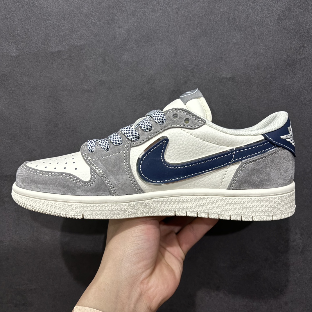 图片[2]-【定制版】Fragment x Travis Scott x 藤原浩nAir Jordan 1 Low 三方联名倒钩性价比原盒出货 全新的三方联名低帮倒钩鞋面延续了黑脚趾设计，整双鞋以全荔枝皮打造，腰身搭配白色「倒勾」，再点缀上Travis Scott 标志性的Logo，后跟处以藤原浩最拿手的蓝色为主色调，完善极具Fragment Design的白蓝黑设计风格，左右脚分别以Travis Scott鬼脸和乔丹飞翼加以修饰，彰显出三方联名的奢华格调。 官方货号：CF3688 066 Size：36 36.5 37.5 38 38.5 39 40 40.5 41 42 42.5 43 44 44.5 45   编码：HXS320340-莆田鞋批发中心