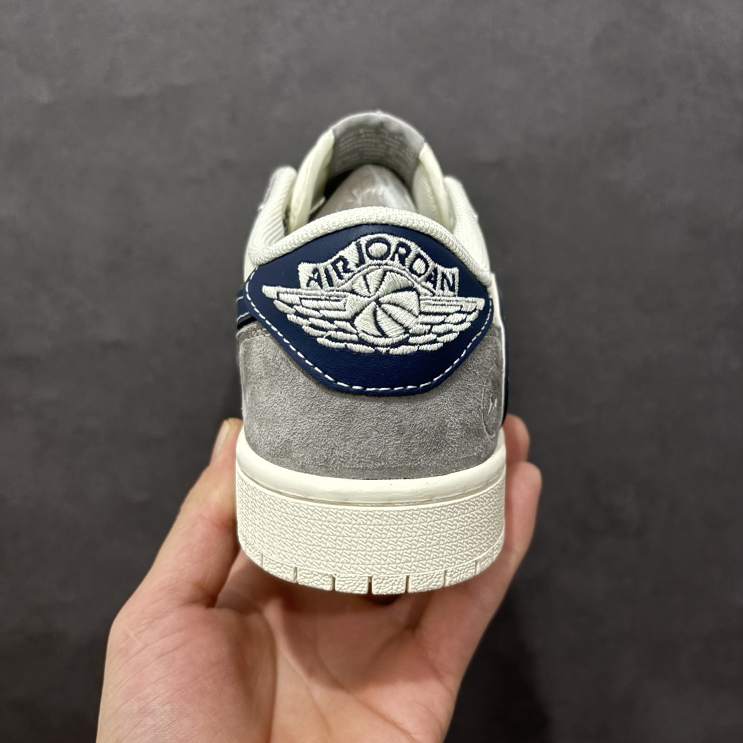 图片[4]-【定制版】Fragment x Travis Scott x 藤原浩nAir Jordan 1 Low 三方联名倒钩性价比原盒出货 全新的三方联名低帮倒钩鞋面延续了黑脚趾设计，整双鞋以全荔枝皮打造，腰身搭配白色「倒勾」，再点缀上Travis Scott 标志性的Logo，后跟处以藤原浩最拿手的蓝色为主色调，完善极具Fragment Design的白蓝黑设计风格，左右脚分别以Travis Scott鬼脸和乔丹飞翼加以修饰，彰显出三方联名的奢华格调。 官方货号：CF3688 066 Size：36 36.5 37.5 38 38.5 39 40 40.5 41 42 42.5 43 44 44.5 45   编码：HXS320340-莆田鞋批发中心