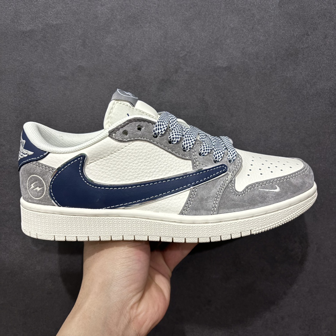 【定制版】Fragment x Travis Scott x 藤原浩nAir Jordan 1 Low 三方联名倒钩性价比原盒出货 全新的三方联名低帮倒钩鞋面延续了黑脚趾设计，整双鞋以全荔枝皮打造，腰身搭配白色「倒勾」，再点缀上Travis Scott 标志性的Logo，后跟处以藤原浩最拿手的蓝色为主色调，完善极具Fragment Design的白蓝黑设计风格，左右脚分别以Travis Scott鬼脸和乔丹飞翼加以修饰，彰显出三方联名的奢华格调。 官方货号：CF3688 066 Size：36 36.5 37.5 38 38.5 39 40 40.5 41 42 42.5 43 44 44.5 45   编码：HXS320340-莆田鞋批发中心