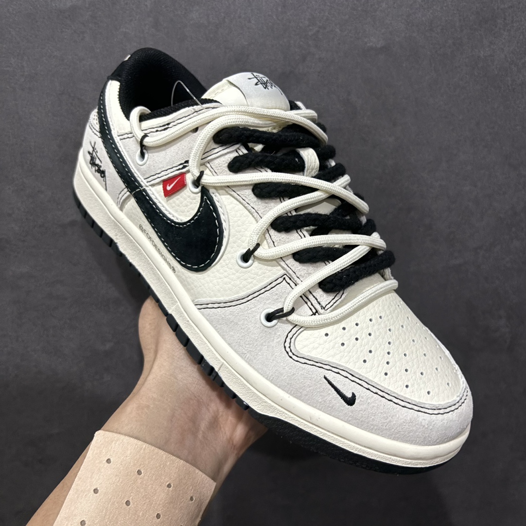 图片[3]-【定制版】Nk SB Dunk Low 斯图西联名 绑带米灰黑勾 周年高端定制 低帮休闲板鞋rn#定制鞋盒 大厂纯原品质出货 超高清洁度 皮料切割干净无任何毛边 细节完美 r 货号：YX5066-242 尺码：36 36.5 37.5 38 38.5 39 40 40.5 41 42 42.5 43 44 44.5 45  编码：HXS340360-莆田鞋批发中心