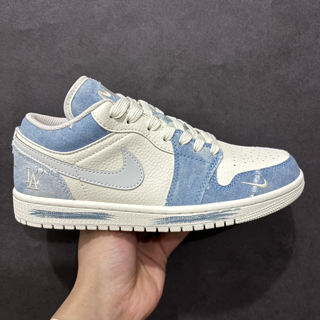 【定制版】MLB x Air Jordan 1 Low 复古蓝牛仔n此款主张打破传统的工业化流水线设计限制，以Made by ideas的超级创意为理念，集结众多潮流设计师，结合时下最ing潮流风尚，为潮流爱好者打造彰品自我的专属潮品。同时尊重每个年轻人对于潮流的理解与选择，主张“让每个年轻人塑造自己的潮流”。 货号：DC2024-027 Size：36 36.5 37.5 38 38.5 39 40 40.5 41 42 42.5 43 44 44.5 45 编码：HXS260280-莆田鞋批发中心