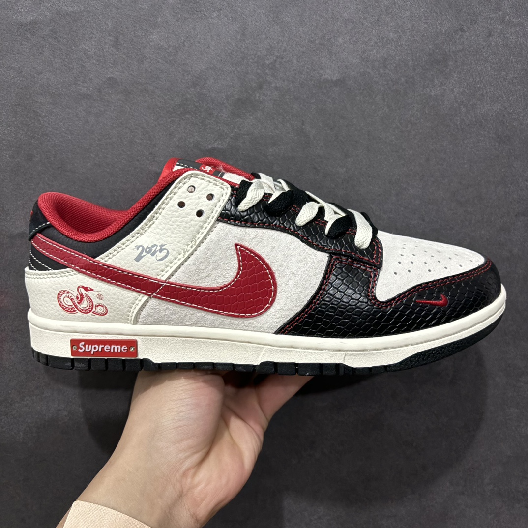 【定制版】Nike SB Dunk Low x Supreme 蛇年限定 米黑红小钩双鞋带n纯原大厂出品 极力推荐n原装头层材料 独家版型蒸餾加工n帶來的是更好的视觉和脚感体验n大厂纯原品质出货 清洁度 电绣工艺皮料切割干净无任何毛边 细节完美 官方货号：XS1086 014 尺码：36 36.5 37.5 38 38.5 39 40 40.5 41 42 42.5 43 44 44.5 45 编码：HXS320340-莆田鞋批发中心