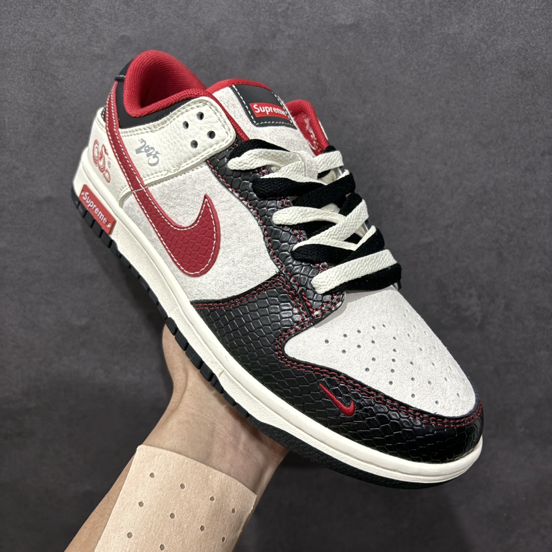 图片[3]-【定制版】Nike SB Dunk Low x Supreme 蛇年限定 米黑红小钩双鞋带n纯原大厂出品 极力推荐n原装头层材料 独家版型蒸餾加工n帶來的是更好的视觉和脚感体验n大厂纯原品质出货 清洁度 电绣工艺皮料切割干净无任何毛边 细节完美 官方货号：XS1086 014 尺码：36 36.5 37.5 38 38.5 39 40 40.5 41 42 42.5 43 44 44.5 45 编码：HXS320340-莆田鞋批发中心