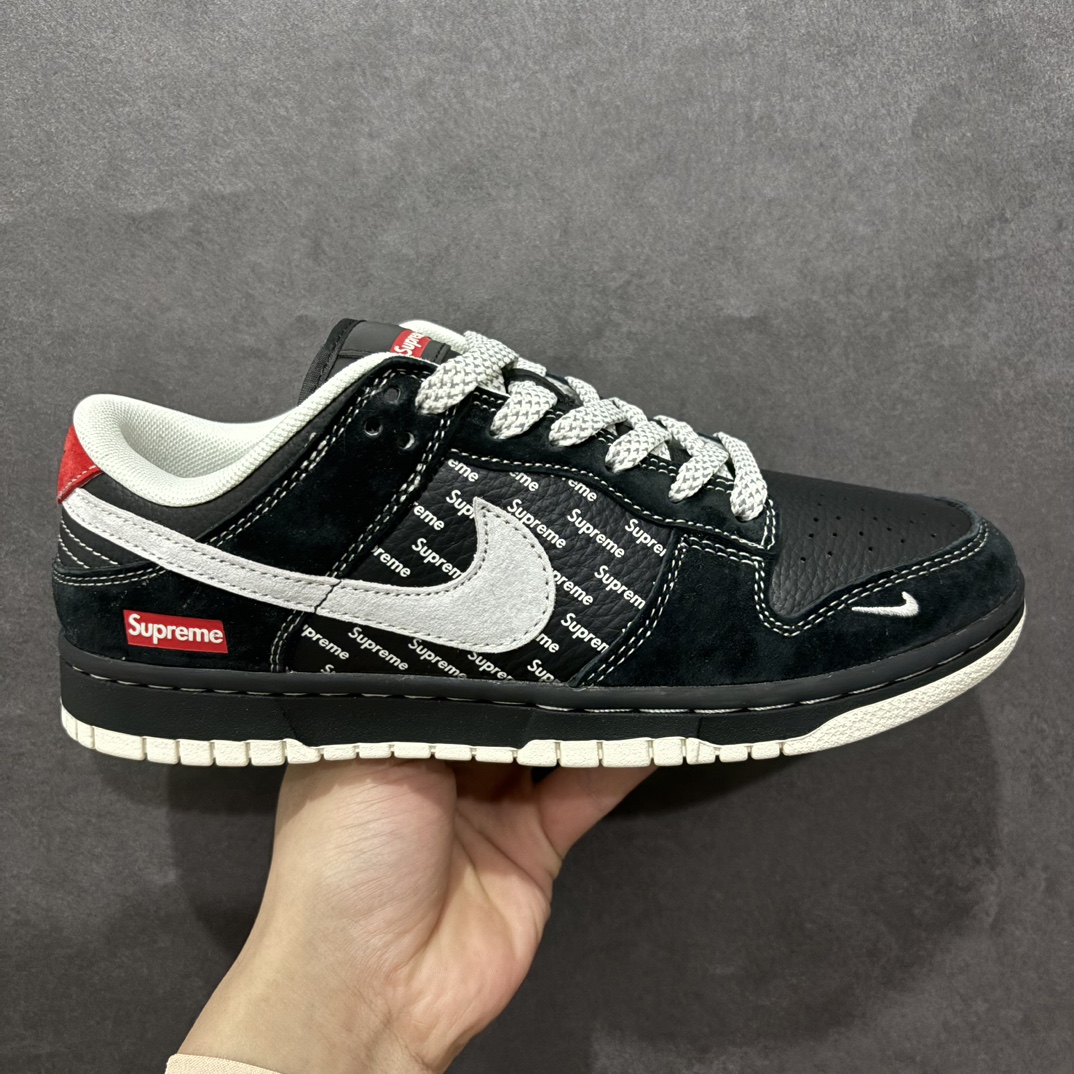 【定制版】Nk SB Dunk Low Supreme联名 黑灰勾 周年高端定制 低帮休闲板鞋n#定制鞋盒 大厂纯原品质出货 超高清洁度 皮料切割干净无任何毛边 细节完美货号：XS1086-011 尺码：36 36.5 37.5 38 38.5 39 40 40.5 41 42 42.5 43 44 44.5 45 编码：HXS320340-莆田鞋批发中心