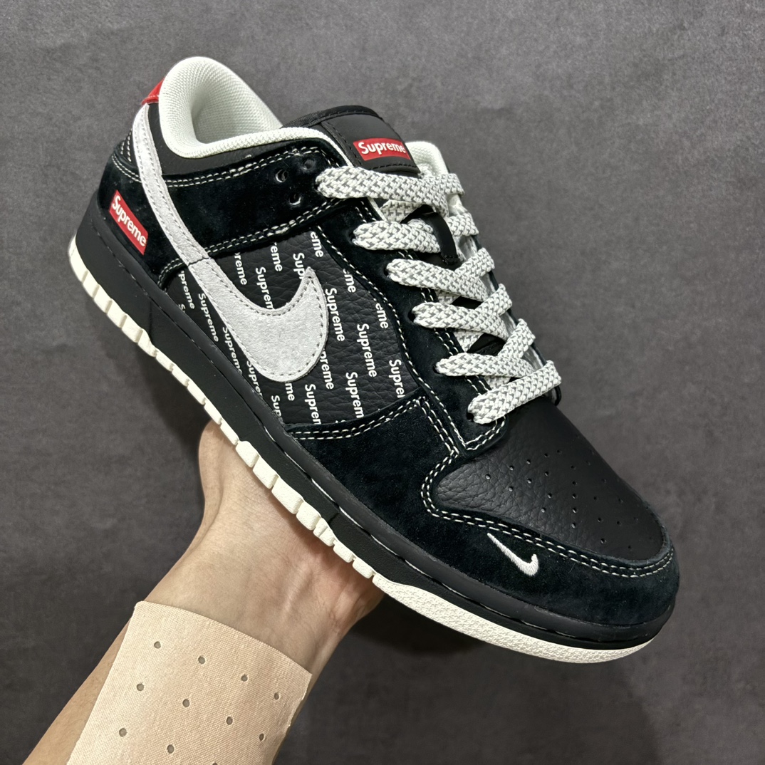 图片[3]-【定制版】Nk SB Dunk Low Supreme联名 黑灰勾 周年高端定制 低帮休闲板鞋n#定制鞋盒 大厂纯原品质出货 超高清洁度 皮料切割干净无任何毛边 细节完美货号：XS1086-011 尺码：36 36.5 37.5 38 38.5 39 40 40.5 41 42 42.5 43 44 44.5 45 编码：HXS320340-莆田鞋批发中心