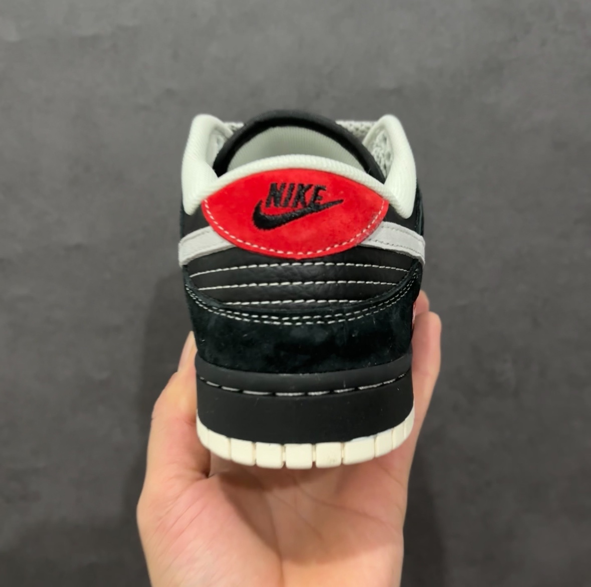 图片[4]-【定制版】Nk SB Dunk Low Supreme联名 黑灰勾 周年高端定制 低帮休闲板鞋n#定制鞋盒 大厂纯原品质出货 超高清洁度 皮料切割干净无任何毛边 细节完美货号：XS1086-011 尺码：36 36.5 37.5 38 38.5 39 40 40.5 41 42 42.5 43 44 44.5 45 编码：HXS320340-莆田鞋批发中心