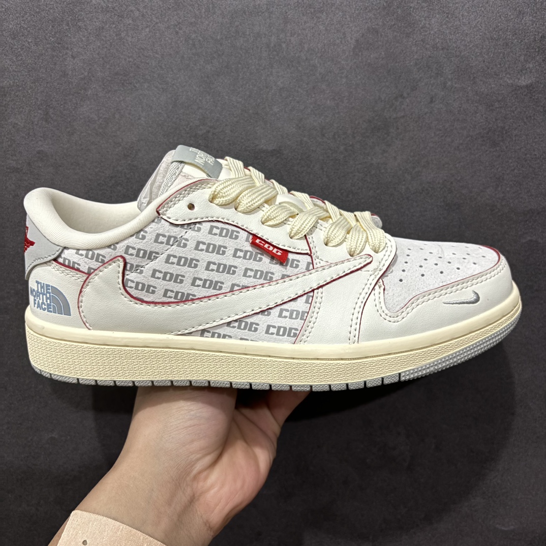 【定制版】Fragment x Travis Scott x 北面nAir Jordan 1 Low 三方联名倒钩性价比原盒出货 全新的三方联名低帮倒钩鞋面延续了黑脚趾设计，整双鞋以全荔枝皮打造，腰身搭配白色「倒勾」，再点缀上Travis Scott 标志性的Logo，后跟处以藤原浩最拿手的蓝色为主色调，完善极具Fragment Design的白蓝黑设计风格，左右脚分别以Travis Scott鬼脸和乔丹飞翼加以修饰，彰显出三方联名的奢华格调。 官方货号：AG3702 808 Size：36 36.5 37.5 38 38.5 39 40 40.5 41 42 42.5 43 44 44.5 45   编码：HXS320340-莆田鞋批发中心