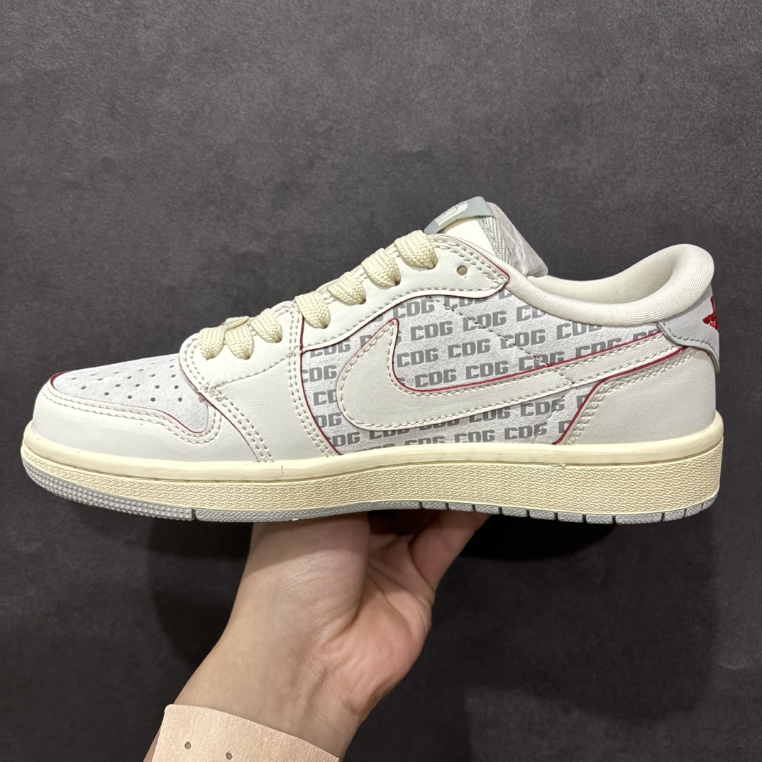 图片[2]-【定制版】Fragment x Travis Scott x 北面nAir Jordan 1 Low 三方联名倒钩性价比原盒出货 全新的三方联名低帮倒钩鞋面延续了黑脚趾设计，整双鞋以全荔枝皮打造，腰身搭配白色「倒勾」，再点缀上Travis Scott 标志性的Logo，后跟处以藤原浩最拿手的蓝色为主色调，完善极具Fragment Design的白蓝黑设计风格，左右脚分别以Travis Scott鬼脸和乔丹飞翼加以修饰，彰显出三方联名的奢华格调。 官方货号：AG3702 808 Size：36 36.5 37.5 38 38.5 39 40 40.5 41 42 42.5 43 44 44.5 45   编码：HXS320340-莆田鞋批发中心