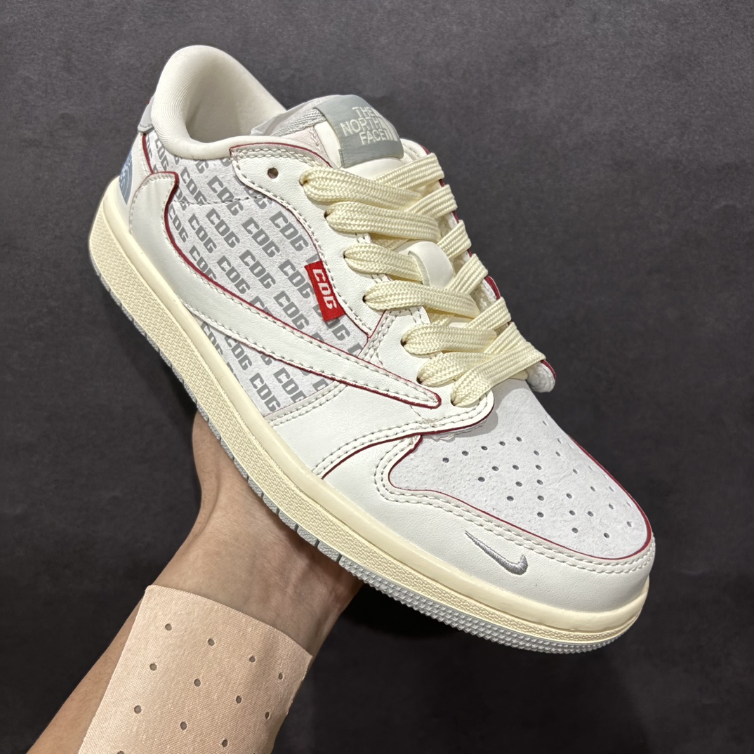 图片[3]-【定制版】Fragment x Travis Scott x 北面nAir Jordan 1 Low 三方联名倒钩性价比原盒出货 全新的三方联名低帮倒钩鞋面延续了黑脚趾设计，整双鞋以全荔枝皮打造，腰身搭配白色「倒勾」，再点缀上Travis Scott 标志性的Logo，后跟处以藤原浩最拿手的蓝色为主色调，完善极具Fragment Design的白蓝黑设计风格，左右脚分别以Travis Scott鬼脸和乔丹飞翼加以修饰，彰显出三方联名的奢华格调。 官方货号：AG3702 808 Size：36 36.5 37.5 38 38.5 39 40 40.5 41 42 42.5 43 44 44.5 45   编码：HXS320340-莆田鞋批发中心