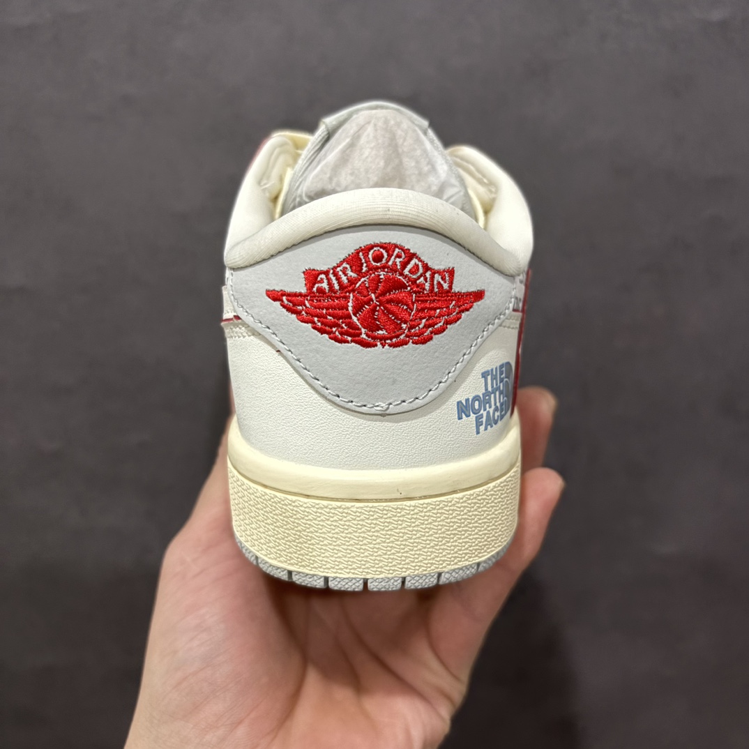 图片[4]-【定制版】Fragment x Travis Scott x 北面nAir Jordan 1 Low 三方联名倒钩性价比原盒出货 全新的三方联名低帮倒钩鞋面延续了黑脚趾设计，整双鞋以全荔枝皮打造，腰身搭配白色「倒勾」，再点缀上Travis Scott 标志性的Logo，后跟处以藤原浩最拿手的蓝色为主色调，完善极具Fragment Design的白蓝黑设计风格，左右脚分别以Travis Scott鬼脸和乔丹飞翼加以修饰，彰显出三方联名的奢华格调。 官方货号：AG3702 808 Size：36 36.5 37.5 38 38.5 39 40 40.5 41 42 42.5 43 44 44.5 45   编码：HXS320340-莆田鞋批发中心