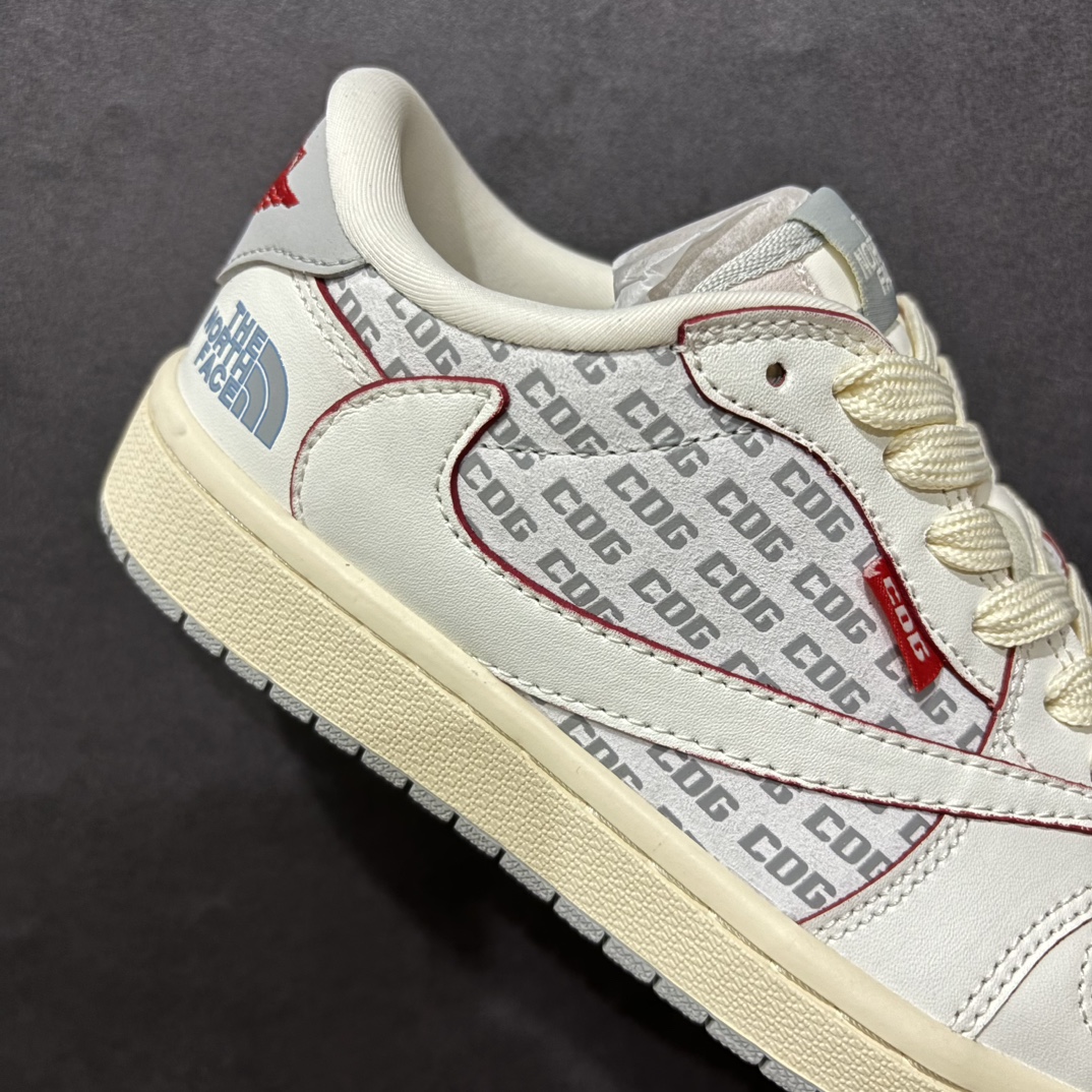 图片[6]-【定制版】Fragment x Travis Scott x 北面nAir Jordan 1 Low 三方联名倒钩性价比原盒出货 全新的三方联名低帮倒钩鞋面延续了黑脚趾设计，整双鞋以全荔枝皮打造，腰身搭配白色「倒勾」，再点缀上Travis Scott 标志性的Logo，后跟处以藤原浩最拿手的蓝色为主色调，完善极具Fragment Design的白蓝黑设计风格，左右脚分别以Travis Scott鬼脸和乔丹飞翼加以修饰，彰显出三方联名的奢华格调。 官方货号：AG3702 808 Size：36 36.5 37.5 38 38.5 39 40 40.5 41 42 42.5 43 44 44.5 45   编码：HXS320340-莆田鞋批发中心