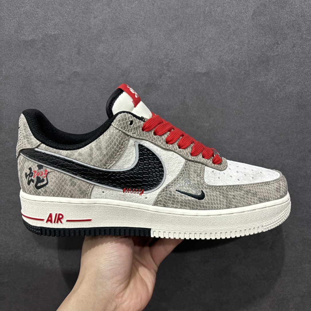 【公司级】Nike Air Force 1 Low 07 蛇年限定 米棕黑小钩n原楦头原纸板 打造纯正低帮空军版型 专注外贸渠道 全掌内置蜂窝气垫原盒配件 原厂中底钢印、拉帮完美官方货号：DM6688 009 Size：36 36.5 37.5 38 38.5 39 40 40.5 41 42 42.5 43 44 44.5 45 编码：HXS310320-莆田鞋批发中心