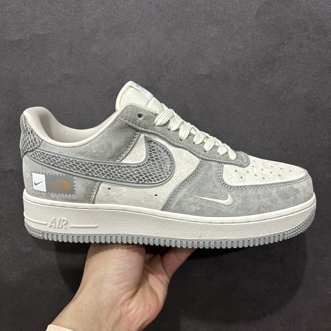 【定制版】Nike Air Force 1 Low 07 x The North Face 白灰小钩n原楦头原纸板 打造纯正低帮空军版型 专注外贸渠道 全掌内置蜂窝气垫原盒配件 原厂中底钢印、拉帮完美官方货号：DF0188 027 Size：36 36.5 37.5 38 38.5 39 40 40.5 41 42 42.5 43 44 44.5 45 编码：HXS310320-莆田鞋批发中心