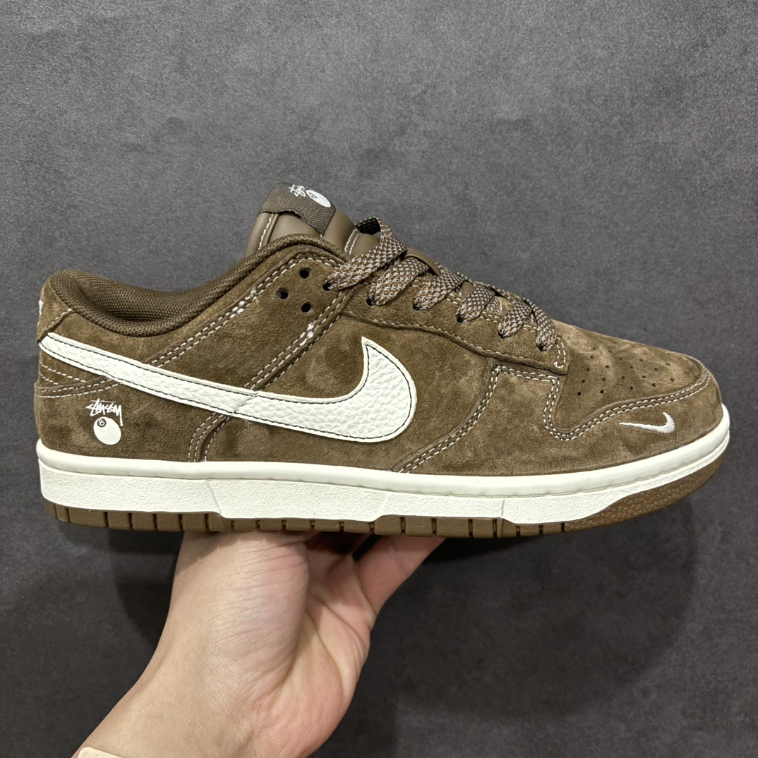 【定制版】Nike SB Dunk Low x Stussy 棕米小钩满天星n纯原大厂出品 极力推荐n原装头层材料 独家版型蒸餾加工n帶來的是更好的视觉和脚感体验n大厂纯原品质出货 清洁度 电绣工艺皮料切割干净无任何毛边 细节完美 官方货号：CY5979 103 尺码：36 36.5 37.5 38 38.5 39 40 40.5 41 42 42.5 43 44 44.5 45  编码：LF320340-莆田鞋批发中心