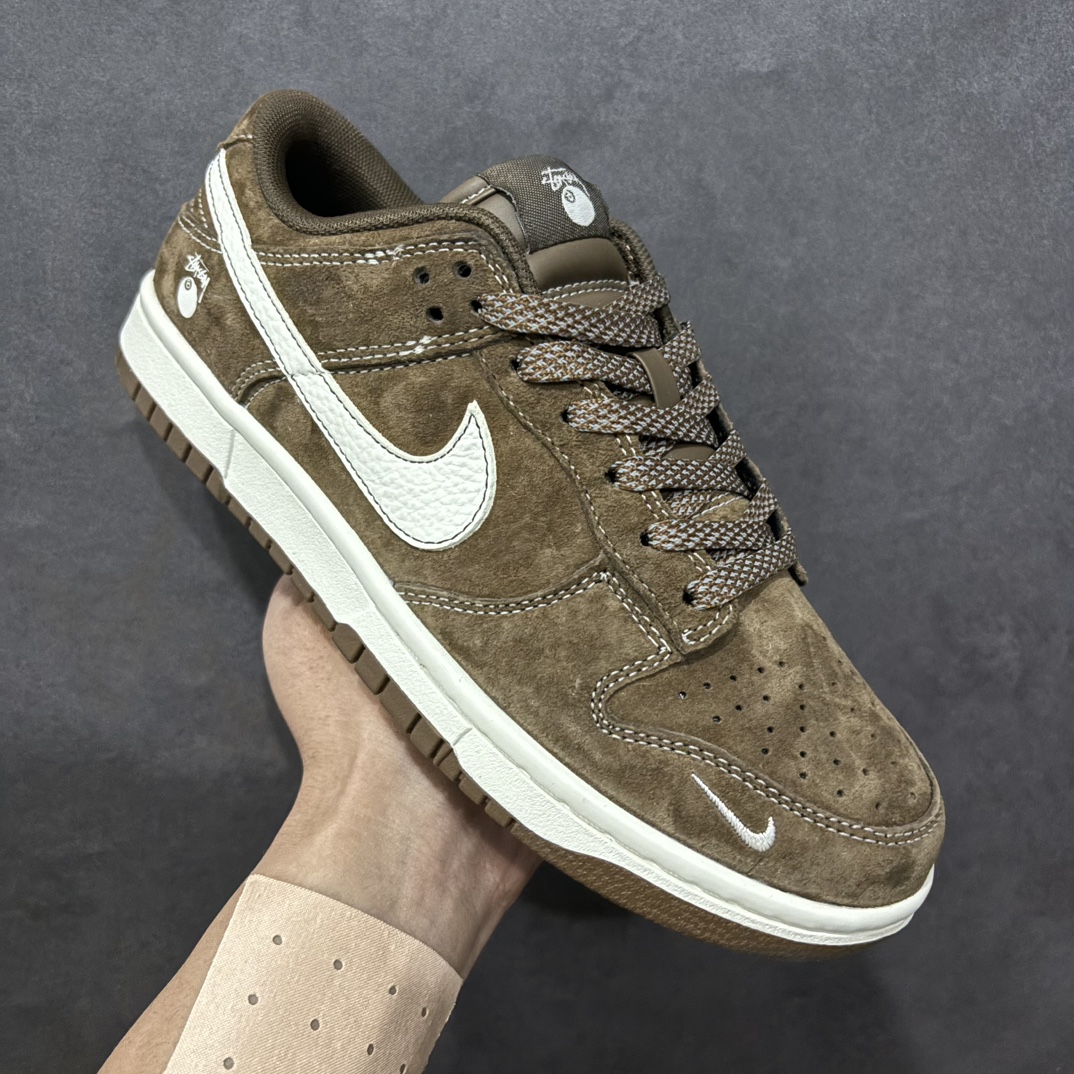 图片[3]-【定制版】Nike SB Dunk Low x Stussy 棕米小钩满天星n纯原大厂出品 极力推荐n原装头层材料 独家版型蒸餾加工n帶來的是更好的视觉和脚感体验n大厂纯原品质出货 清洁度 电绣工艺皮料切割干净无任何毛边 细节完美 官方货号：CY5979 103 尺码：36 36.5 37.5 38 38.5 39 40 40.5 41 42 42.5 43 44 44.5 45  编码：LF320340-莆田鞋批发中心