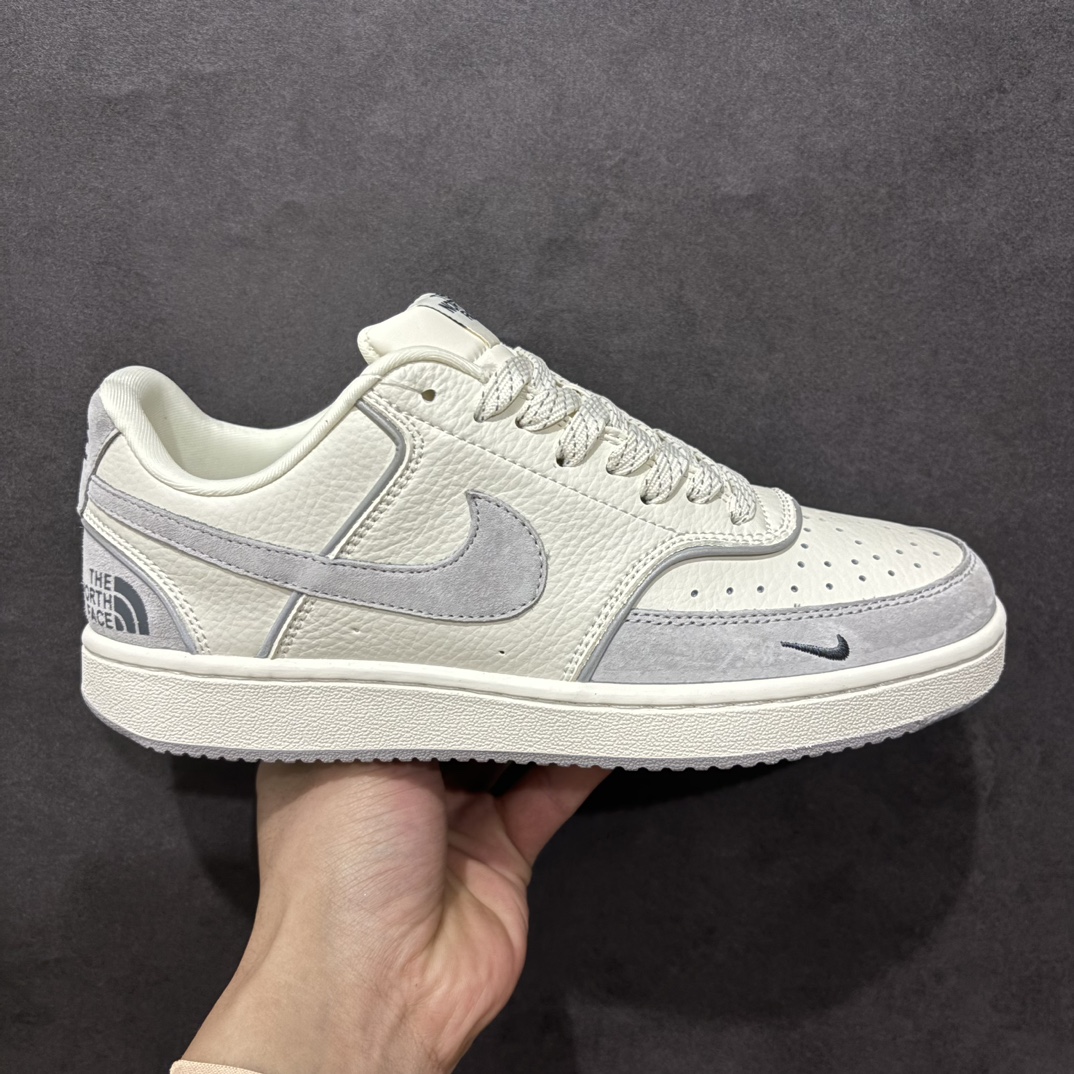 【定制版】Nike Court Vision Low x The North Face 白灰小钩满天星n休闲运动板鞋低帮百搭透气休闲运动板鞋，经典耐用的设计n兼顾舒适脚感和出众风范，演绎匠心之作n结构性的支撑贴合感结合复古篮球设计，塑就场外全明星风范官方货号: FD5188 119n码数：36 36.5 37.5 38 38.5 39 40 40.5 41 42 42.5 43 44 44.5 45 编码：CC260280-莆田鞋批发中心