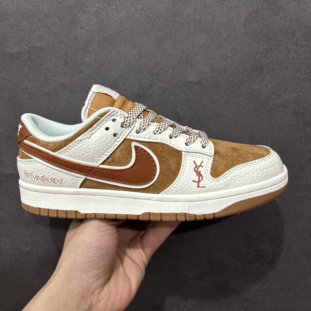 【定制版】NIKE SB Dunk Low x Yves Saint Laurent 白棕红满天星n性价比天花板 极力推荐n原装头层材料 独家版型蒸餾加工n帶來的是更好的视觉和脚感体验n大厂纯原品质出货 清洁度 电绣工艺皮料切割干净无任何毛边 细节完美官方货号：GF2409 174 尺码：36 36.5 37.5 38 38.5 39 40 40.5 41 42 42.5 43 44 44.5 45  编码：QF220240-莆田鞋批发中心