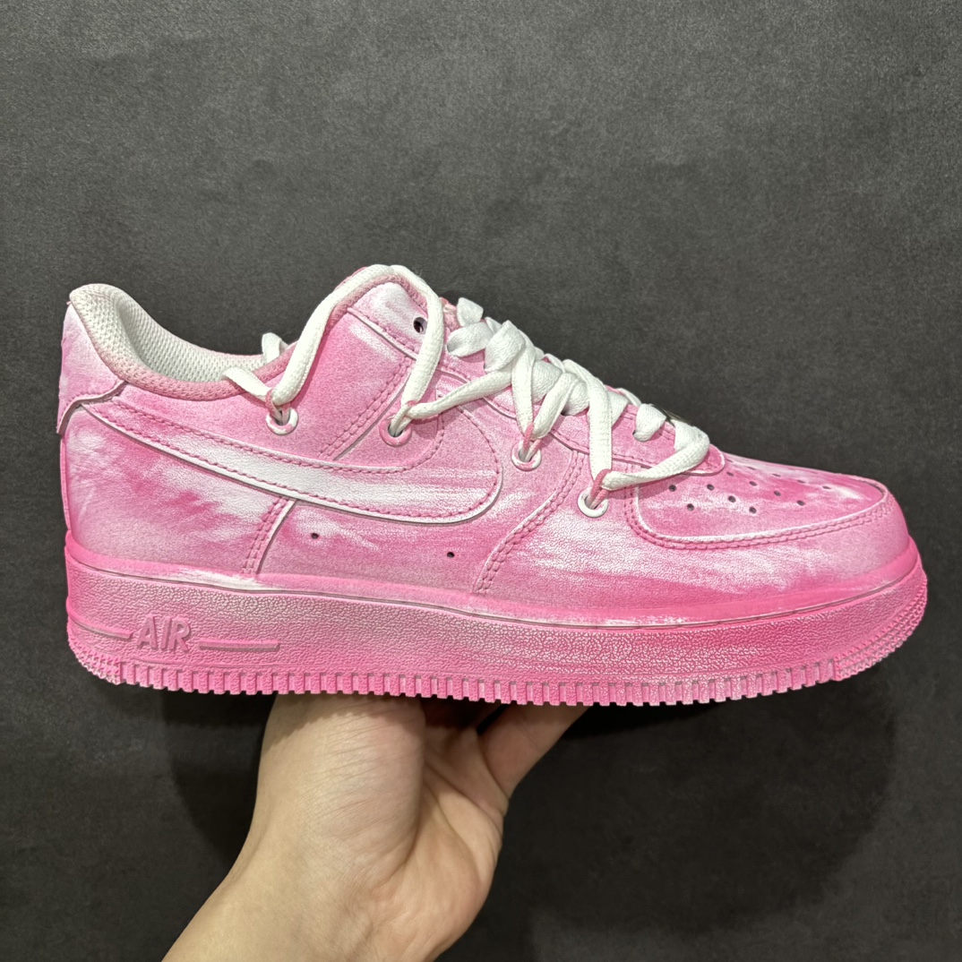 【公司级】Nk Air Force 1\’07 Low 迷幻粉 空军一号低帮休闲板鞋 YY2024-727rn#用玫粉色铺色，运用粉刷手法，作出渐变艺术效果，再加上双鞋带，整体简约高级，颜色鲜艳又耐看。r 尺码：36 36.5 37.5 38 38.5 39 40 40.5 41 42 42.5 43 44 44.5 45 编码：HXS310320-莆田鞋批发中心