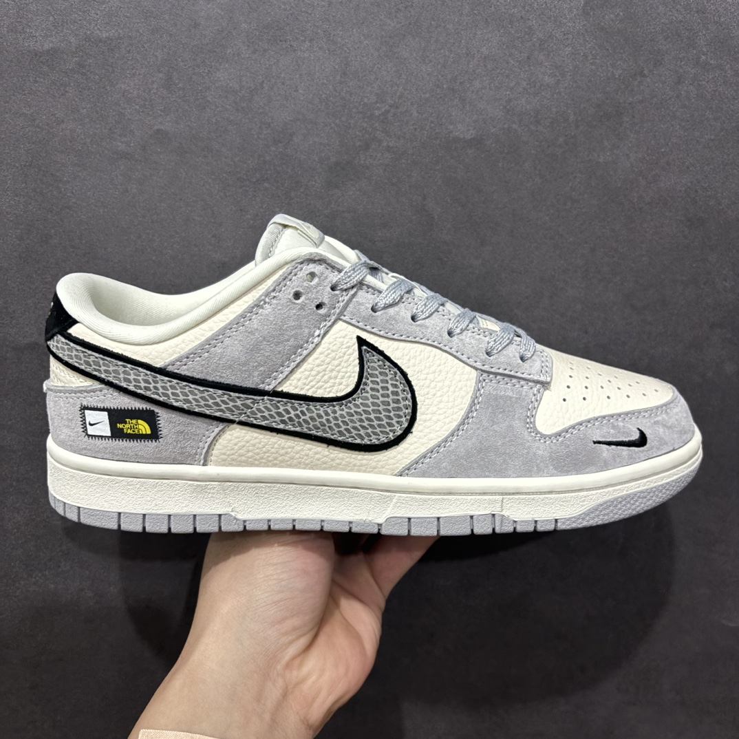 【定制版】Nk SB Dunk Low 北面蛇年系列 灰白灰勾 周年高端定制 低帮休闲板鞋 KK1333-019rn#定制鞋盒 大厂纯原品质出货 超高清洁度 皮料切割干净无任何毛边 细节完美 r 尺码：36 36.5 37.5 38 38.5 39 40 40.5 41 42 42.5 43 44 44.5 45  编码：HXS320340-莆田鞋批发中心