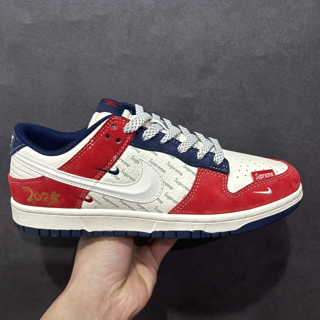 【定制版】Nk SB Dunk Low Supreme联名-中国红3D白勾 周年高端定制 低帮休闲板鞋 FC1688-209rn#定制鞋盒 大厂纯原品质出货 超高清洁度 皮料切割干净无任何毛边 细节完美 r 尺码：36 36.5 37.5 38 38.5 39 40 40.5 41 42 42.5 43 44 44.5 45 编码：HXS320340-莆田鞋批发中心