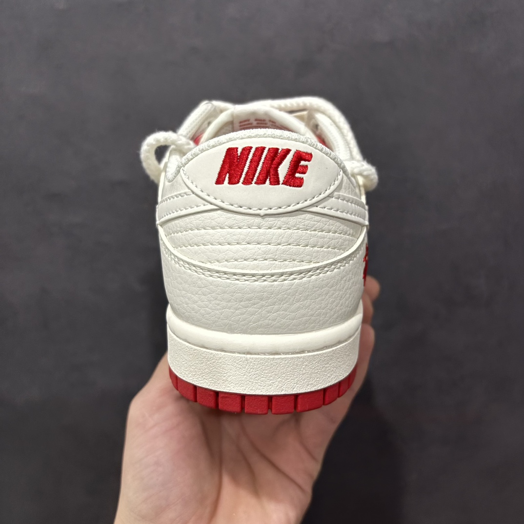 图片[4]-【定制版】Nike SB Dunk Low x Stussy 白红小钩绑带n纯原大厂出品 极力推荐n原装头层材料 独家版型蒸餾加工n帶來的是更好的视觉和脚感体验n大厂纯原品质出货 清洁度 电绣工艺皮料切割干净无任何毛边 细节完美 官方货号：SJ2068 259A 尺码：36 36.5 37.5 38 38.5 39 40 40.5 41 42 42.5 43 44 44.5 45  编码：HXS340360-莆田鞋批发中心