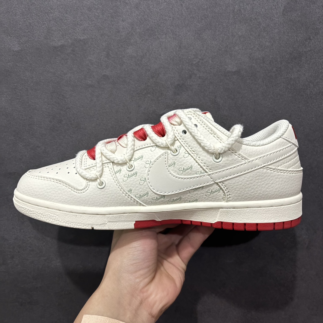 图片[2]-【定制版】Nike SB Dunk Low x Stussy 白红小钩绑带n纯原大厂出品 极力推荐n原装头层材料 独家版型蒸餾加工n帶來的是更好的视觉和脚感体验n大厂纯原品质出货 清洁度 电绣工艺皮料切割干净无任何毛边 细节完美 官方货号：SJ2068 259A 尺码：36 36.5 37.5 38 38.5 39 40 40.5 41 42 42.5 43 44 44.5 45  编码：HXS340360-莆田鞋批发中心