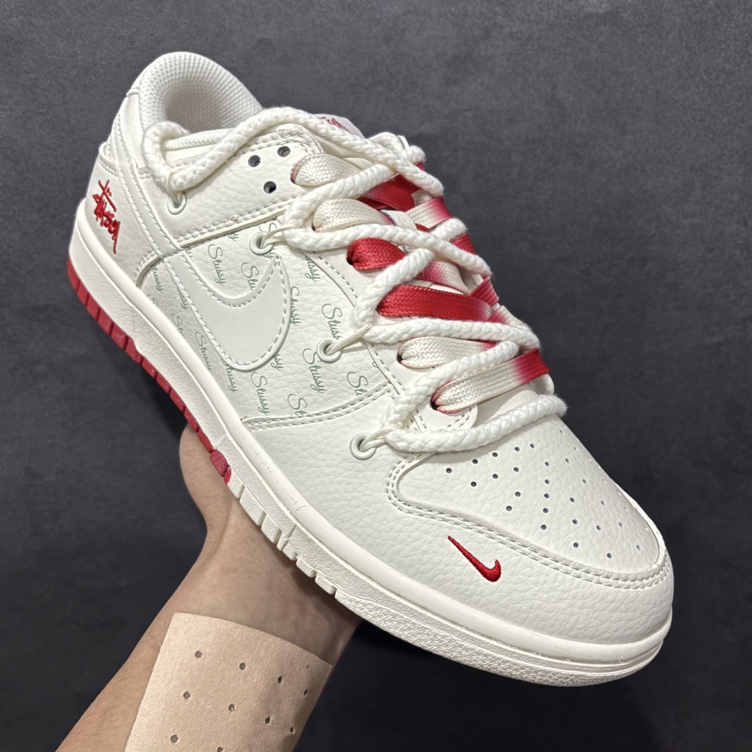 图片[3]-【定制版】Nike SB Dunk Low x Stussy 白红小钩绑带n纯原大厂出品 极力推荐n原装头层材料 独家版型蒸餾加工n帶來的是更好的视觉和脚感体验n大厂纯原品质出货 清洁度 电绣工艺皮料切割干净无任何毛边 细节完美 官方货号：SJ2068 259A 尺码：36 36.5 37.5 38 38.5 39 40 40.5 41 42 42.5 43 44 44.5 45  编码：HXS340360-莆田鞋批发中心