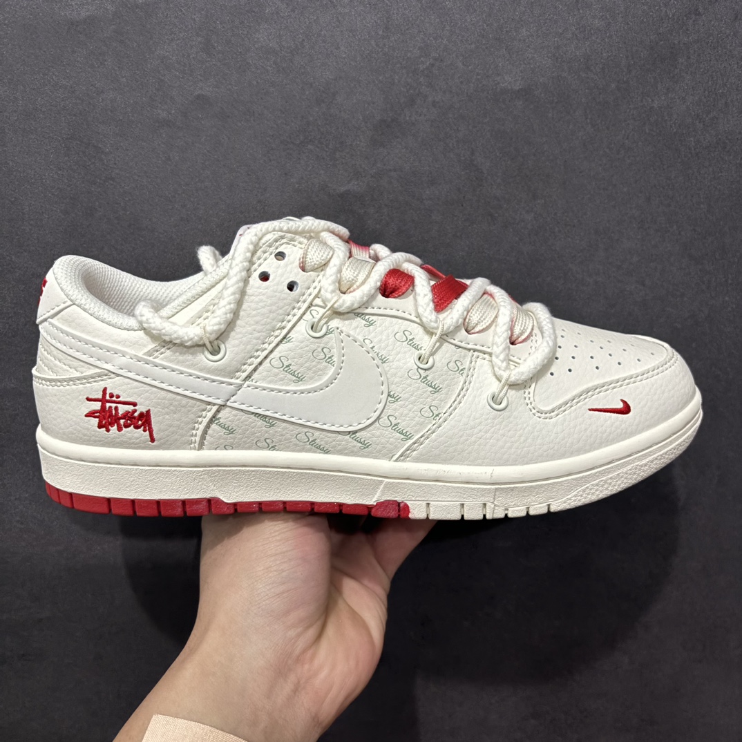 【定制版】Nike SB Dunk Low x Stussy 白红小钩绑带n纯原大厂出品 极力推荐n原装头层材料 独家版型蒸餾加工n帶來的是更好的视觉和脚感体验n大厂纯原品质出货 清洁度 电绣工艺皮料切割干净无任何毛边 细节完美 官方货号：SJ2068 259A 尺码：36 36.5 37.5 38 38.5 39 40 40.5 41 42 42.5 43 44 44.5 45  编码：HXS340360-莆田鞋批发中心