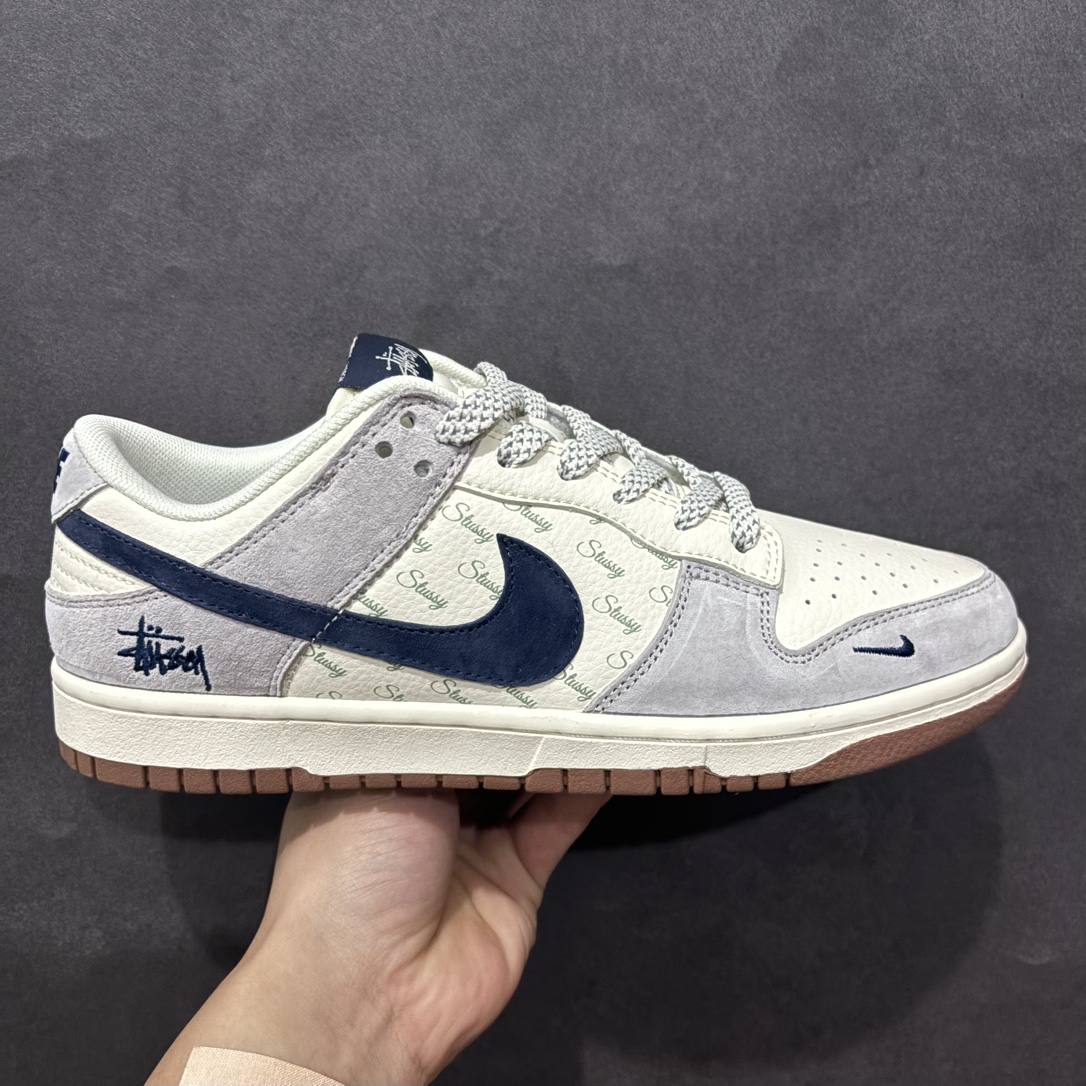 【定制版】Nike SB Dunk Low x Stussy 斯图西联名 米灰蓝 XS1086-012n纯原大厂出品 极力推荐👏n原装头层材料 独家版型蒸餾加工n帶來的是更好的视觉和脚感体验n大厂纯原品质出货 清洁度 电绣工艺皮料切割干净无任何毛边 细节完美n 货号：XS1086-012 Size：36 36.5 37.5 38 38.5 39 40 40.5 41 42 42.5 43 44 44.5 45 编码：HXS320340-莆田鞋批发中心