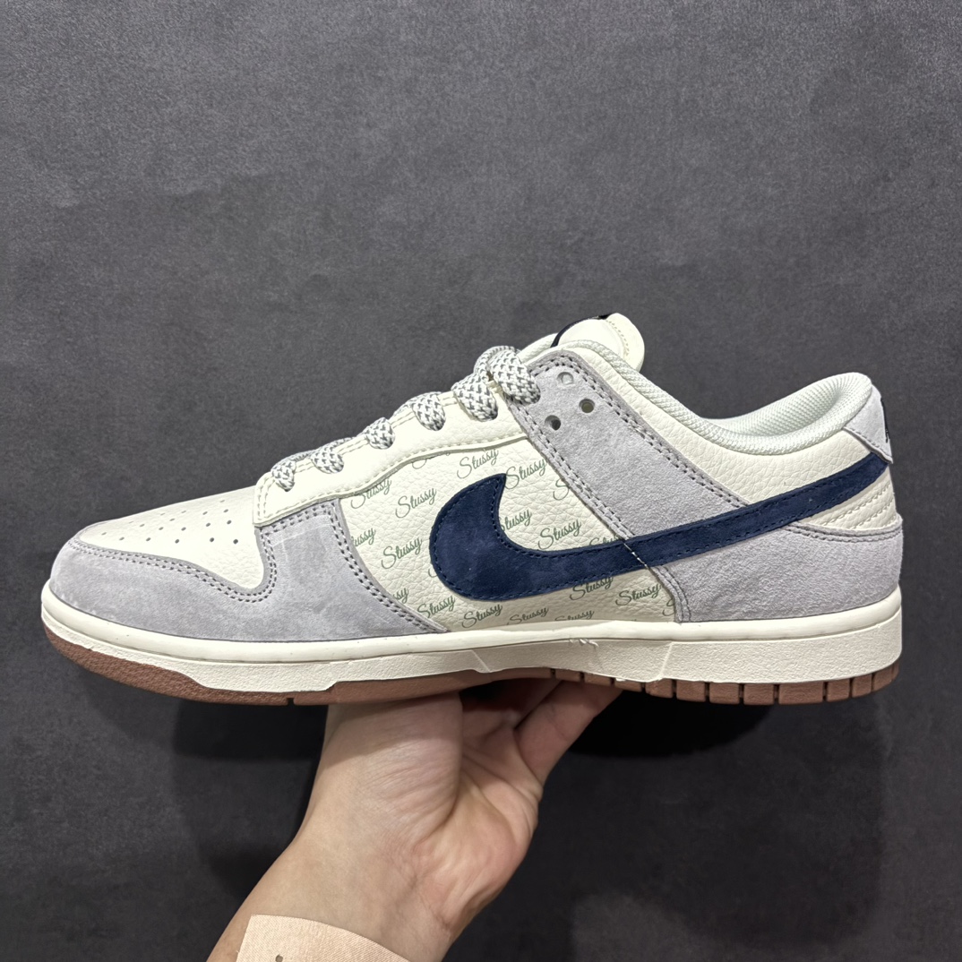 图片[2]-【定制版】Nike SB Dunk Low x Stussy 斯图西联名 米灰蓝 XS1086-012n纯原大厂出品 极力推荐👏n原装头层材料 独家版型蒸餾加工n帶來的是更好的视觉和脚感体验n大厂纯原品质出货 清洁度 电绣工艺皮料切割干净无任何毛边 细节完美n 货号：XS1086-012 Size：36 36.5 37.5 38 38.5 39 40 40.5 41 42 42.5 43 44 44.5 45 编码：HXS320340-莆田鞋批发中心