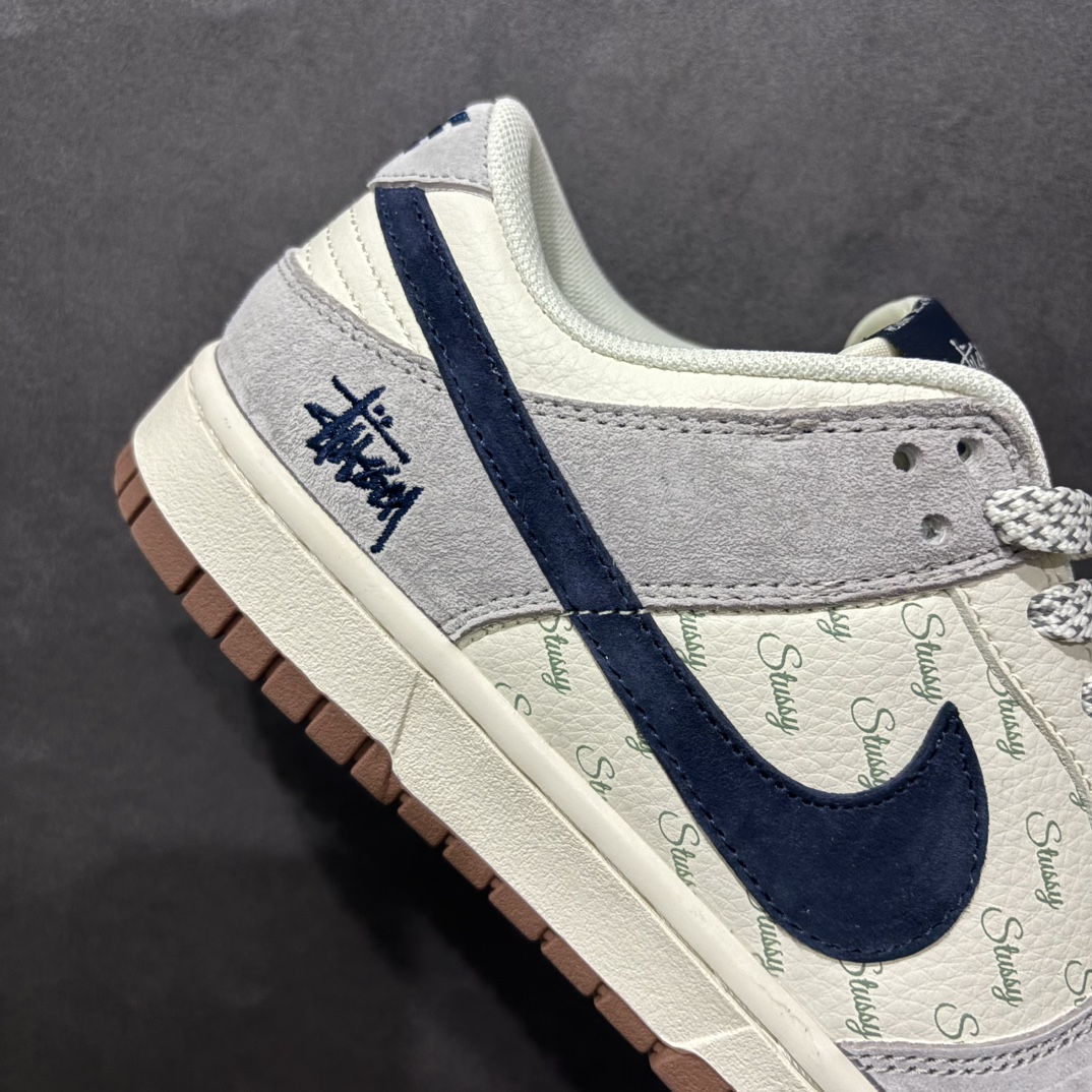 图片[6]-【定制版】Nike SB Dunk Low x Stussy 斯图西联名 米灰蓝 XS1086-012n纯原大厂出品 极力推荐👏n原装头层材料 独家版型蒸餾加工n帶來的是更好的视觉和脚感体验n大厂纯原品质出货 清洁度 电绣工艺皮料切割干净无任何毛边 细节完美n 货号：XS1086-012 Size：36 36.5 37.5 38 38.5 39 40 40.5 41 42 42.5 43 44 44.5 45 编码：HXS320340-莆田鞋批发中心