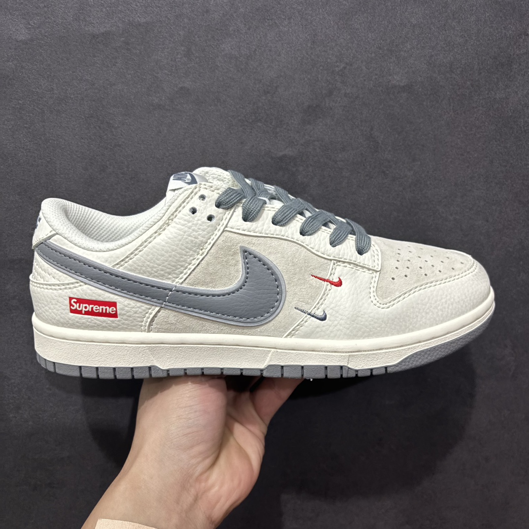 【定制版】Nk SB Dunk Low Supreme联名 灰勾双小勾 周年高端定制 低帮休闲板鞋 XX2025-688rn#定制鞋盒 大厂纯原品质出货 超高清洁度 皮料切割干净无任何毛边 细节完美 r 尺码：36 36.5 37.5 38 38.5 39 40 40.5 41 42 42.5 43 44 44.5 45  编码：HXS320340-莆田鞋批发中心