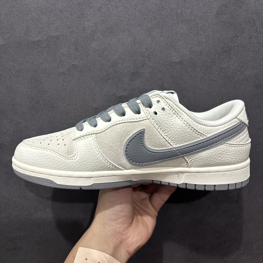 图片[2]-【定制版】Nk SB Dunk Low Supreme联名 灰勾双小勾 周年高端定制 低帮休闲板鞋 XX2025-688rn#定制鞋盒 大厂纯原品质出货 超高清洁度 皮料切割干净无任何毛边 细节完美 r 尺码：36 36.5 37.5 38 38.5 39 40 40.5 41 42 42.5 43 44 44.5 45  编码：HXS320340-莆田鞋批发中心