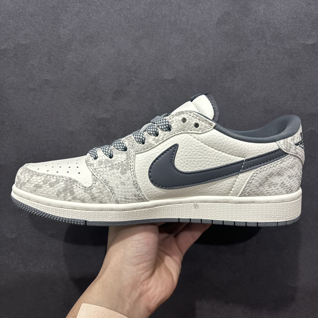 图片[2]-【定制版】Travis Scott x Fragment Design x Air Jordan 1 Low OG SP AJ1 乔1 蛇年限定 灰蛇鳞灰勾 低帮文化休闲板鞋 XS3086-009rn#多方联名合作融合了Travis Scott 独特的音乐风格，藤原浩个性的设计风格以及Jordan品牌的经典元素 使其成为一双具有独特身份和价值的鞋子 清新而立体的外观加上联名标识更突出了其独特身份 这种配色方案显示出活力和时尚感 在视觉上引人注目  鞋身的质感和细腻的细节处理使其显得高端而格调十足  这款“倒钩”联名是设计与创意完美结合  融合多方的个性风格是一款备受瞩目的潮流鞋款r 尺码：36 36.5 37.5 38 38.5 39 40 40.5 41 42 42.5 43 44 44.5 45  编码：HXS320340-莆田鞋批发中心