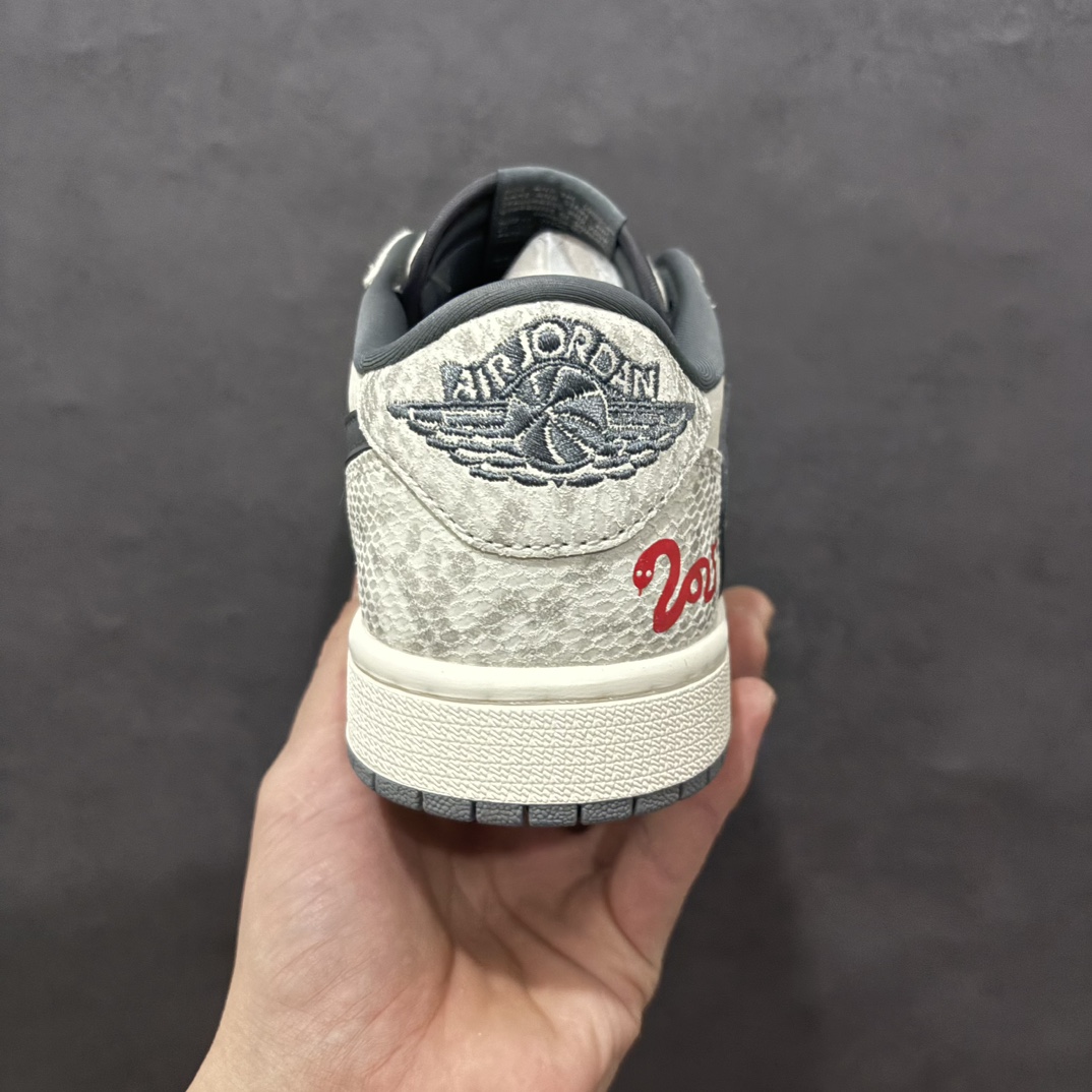 图片[4]-【定制版】Travis Scott x Fragment Design x Air Jordan 1 Low OG SP AJ1 乔1 蛇年限定 灰蛇鳞灰勾 低帮文化休闲板鞋 XS3086-009rn#多方联名合作融合了Travis Scott 独特的音乐风格，藤原浩个性的设计风格以及Jordan品牌的经典元素 使其成为一双具有独特身份和价值的鞋子 清新而立体的外观加上联名标识更突出了其独特身份 这种配色方案显示出活力和时尚感 在视觉上引人注目  鞋身的质感和细腻的细节处理使其显得高端而格调十足  这款“倒钩”联名是设计与创意完美结合  融合多方的个性风格是一款备受瞩目的潮流鞋款r 尺码：36 36.5 37.5 38 38.5 39 40 40.5 41 42 42.5 43 44 44.5 45  编码：HXS320340-莆田鞋批发中心