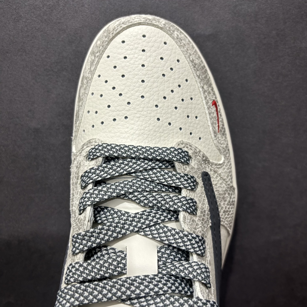 图片[8]-【定制版】Travis Scott x Fragment Design x Air Jordan 1 Low OG SP AJ1 乔1 蛇年限定 灰蛇鳞灰勾 低帮文化休闲板鞋 XS3086-009rn#多方联名合作融合了Travis Scott 独特的音乐风格，藤原浩个性的设计风格以及Jordan品牌的经典元素 使其成为一双具有独特身份和价值的鞋子 清新而立体的外观加上联名标识更突出了其独特身份 这种配色方案显示出活力和时尚感 在视觉上引人注目  鞋身的质感和细腻的细节处理使其显得高端而格调十足  这款“倒钩”联名是设计与创意完美结合  融合多方的个性风格是一款备受瞩目的潮流鞋款r 尺码：36 36.5 37.5 38 38.5 39 40 40.5 41 42 42.5 43 44 44.5 45  编码：HXS320340-莆田鞋批发中心