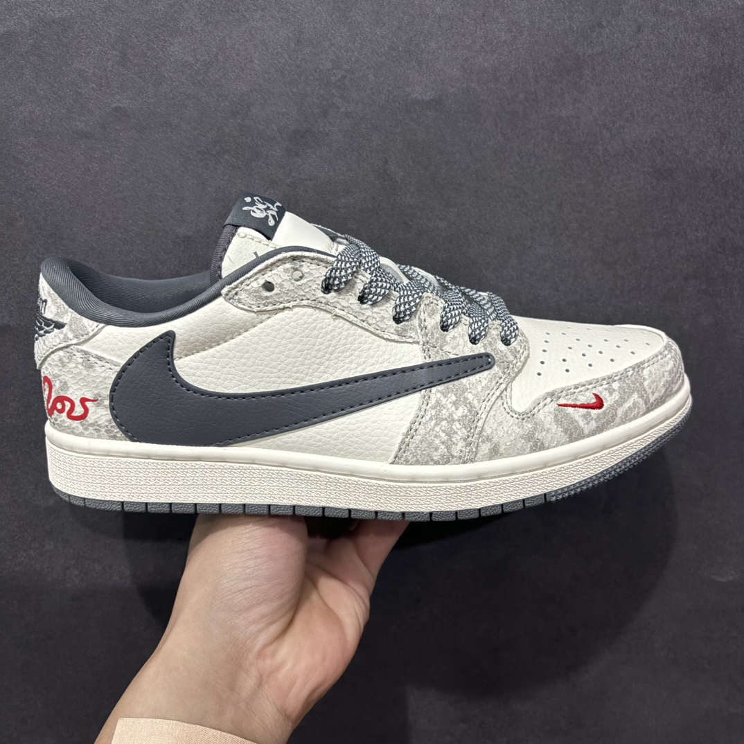 【定制版】Travis Scott x Fragment Design x Air Jordan 1 Low OG SP AJ1 乔1 蛇年限定 灰蛇鳞灰勾 低帮文化休闲板鞋 XS3086-009rn#多方联名合作融合了Travis Scott 独特的音乐风格，藤原浩个性的设计风格以及Jordan品牌的经典元素 使其成为一双具有独特身份和价值的鞋子 清新而立体的外观加上联名标识更突出了其独特身份 这种配色方案显示出活力和时尚感 在视觉上引人注目  鞋身的质感和细腻的细节处理使其显得高端而格调十足  这款“倒钩”联名是设计与创意完美结合  融合多方的个性风格是一款备受瞩目的潮流鞋款r 尺码：36 36.5 37.5 38 38.5 39 40 40.5 41 42 42.5 43 44 44.5 45  编码：HXS320340-莆田鞋批发中心