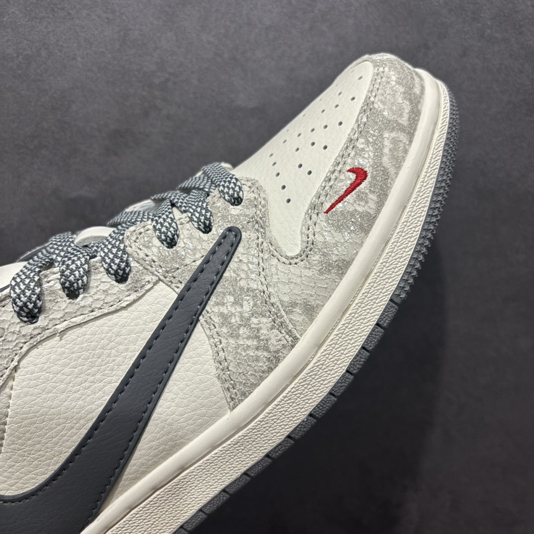 图片[5]-【定制版】Travis Scott x Fragment Design x Air Jordan 1 Low OG SP AJ1 乔1 蛇年限定 灰蛇鳞灰勾 低帮文化休闲板鞋 XS3086-009rn#多方联名合作融合了Travis Scott 独特的音乐风格，藤原浩个性的设计风格以及Jordan品牌的经典元素 使其成为一双具有独特身份和价值的鞋子 清新而立体的外观加上联名标识更突出了其独特身份 这种配色方案显示出活力和时尚感 在视觉上引人注目  鞋身的质感和细腻的细节处理使其显得高端而格调十足  这款“倒钩”联名是设计与创意完美结合  融合多方的个性风格是一款备受瞩目的潮流鞋款r 尺码：36 36.5 37.5 38 38.5 39 40 40.5 41 42 42.5 43 44 44.5 45  编码：HXS320340-莆田鞋批发中心